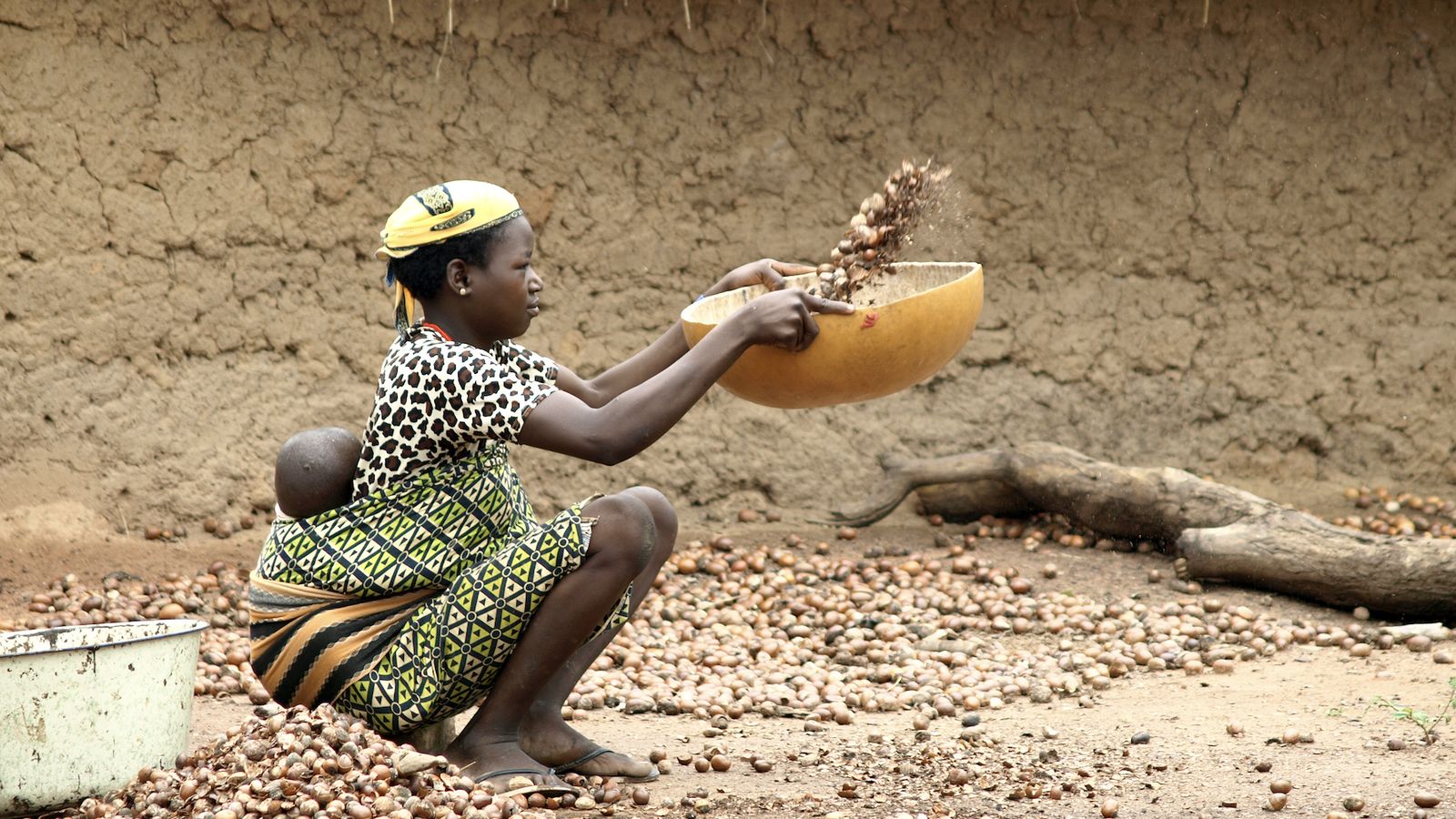 Una mujer prepara alimentos en Benin