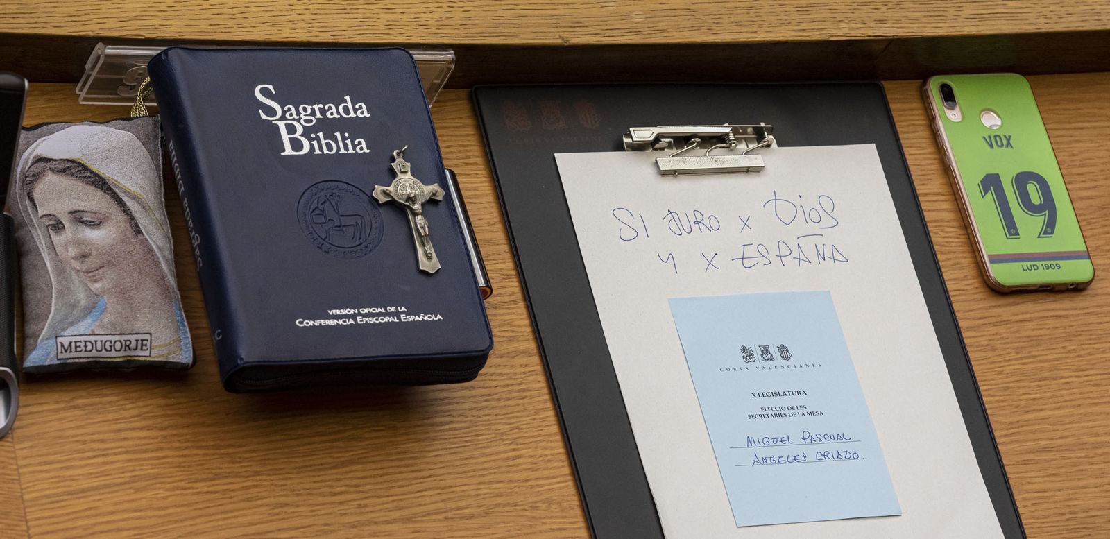 Diputados a las Corts Valencianes que juran sobre la Biblia