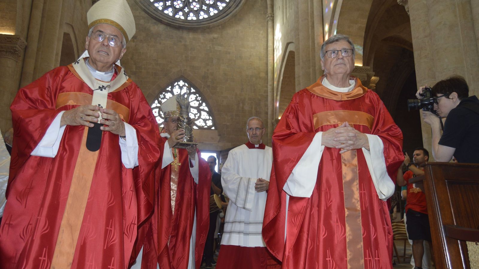 El italiano, llevando la reliquia de Santa Tecla.