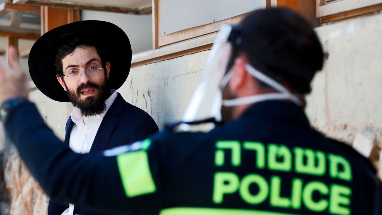 Policía y ultraortodoxo en Bnei Brak