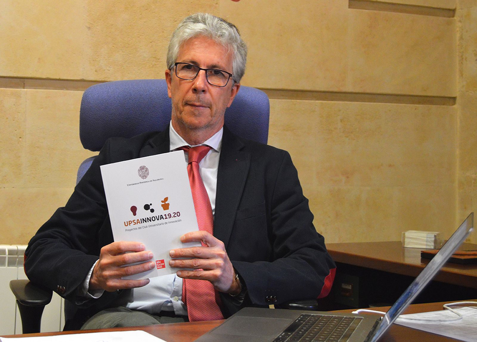 Pedro Sangro muestra el ejemplar de UPSAINNOVA 19.20