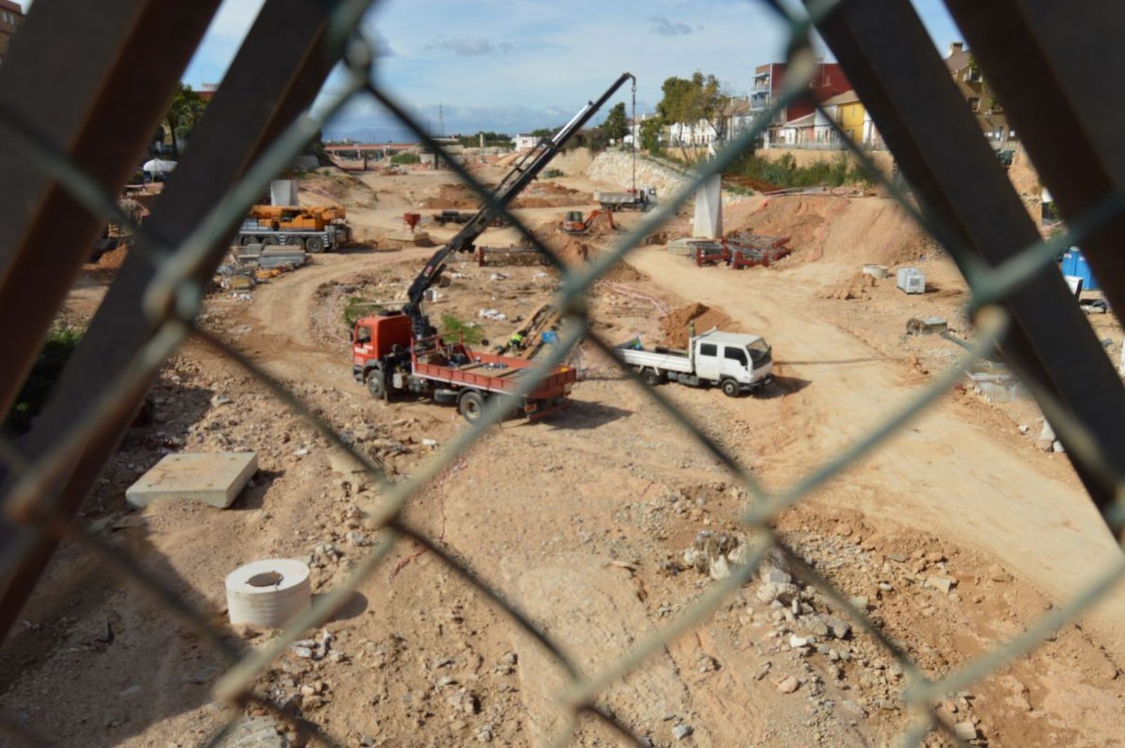 El barro sigue en Valencia un año después de la dana