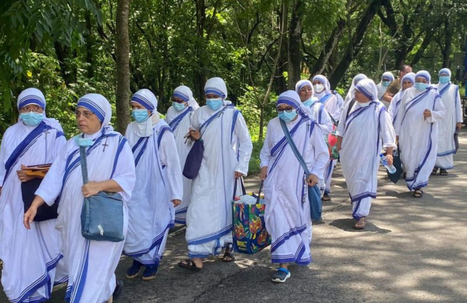 Las dieciocho religiosas abandonando Nicaragua