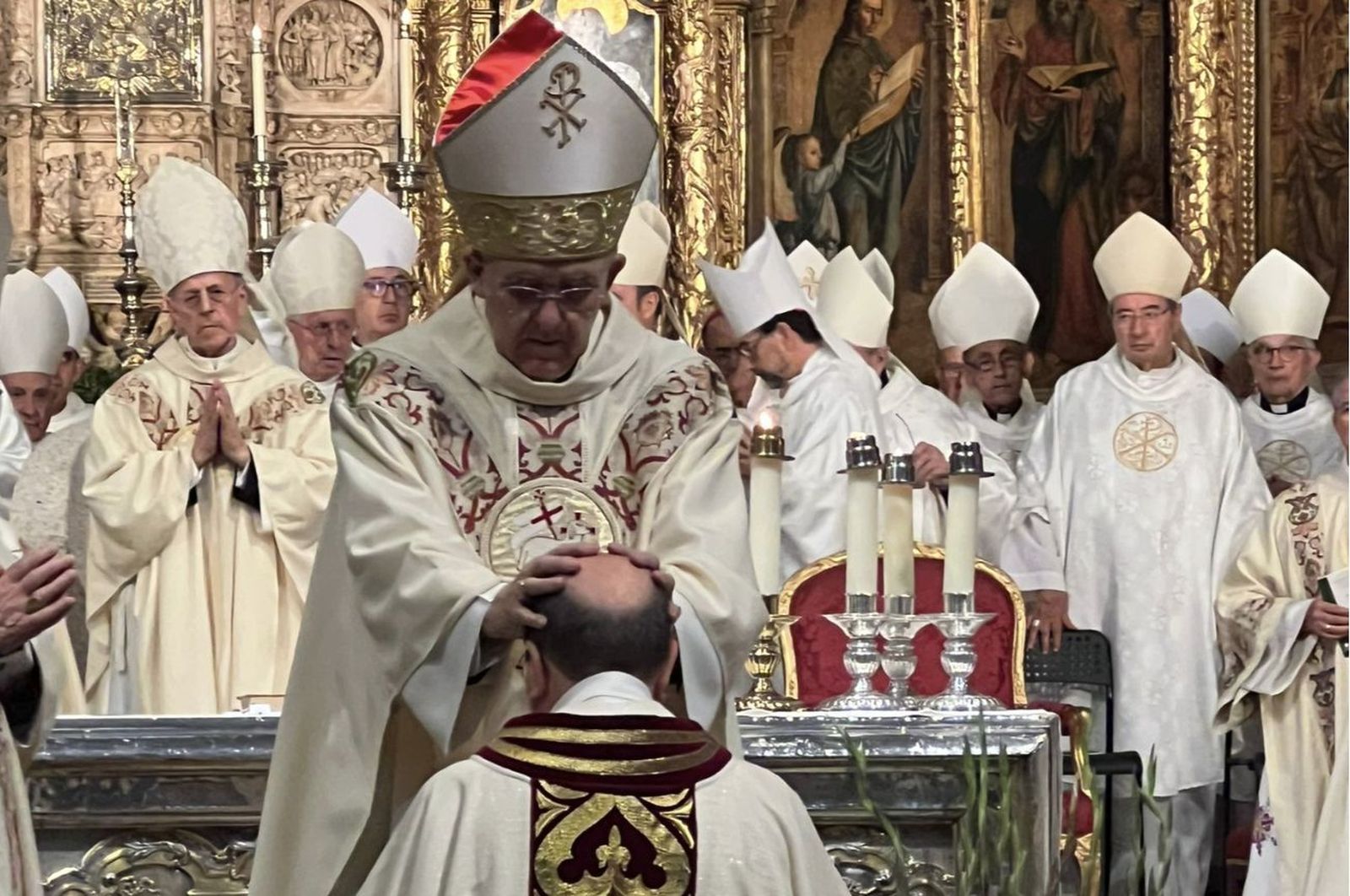 Osoro, bendiciendo a Jesús Rico