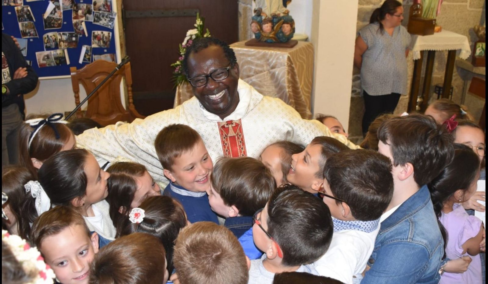 Desiré con niños de una de sus parroquias