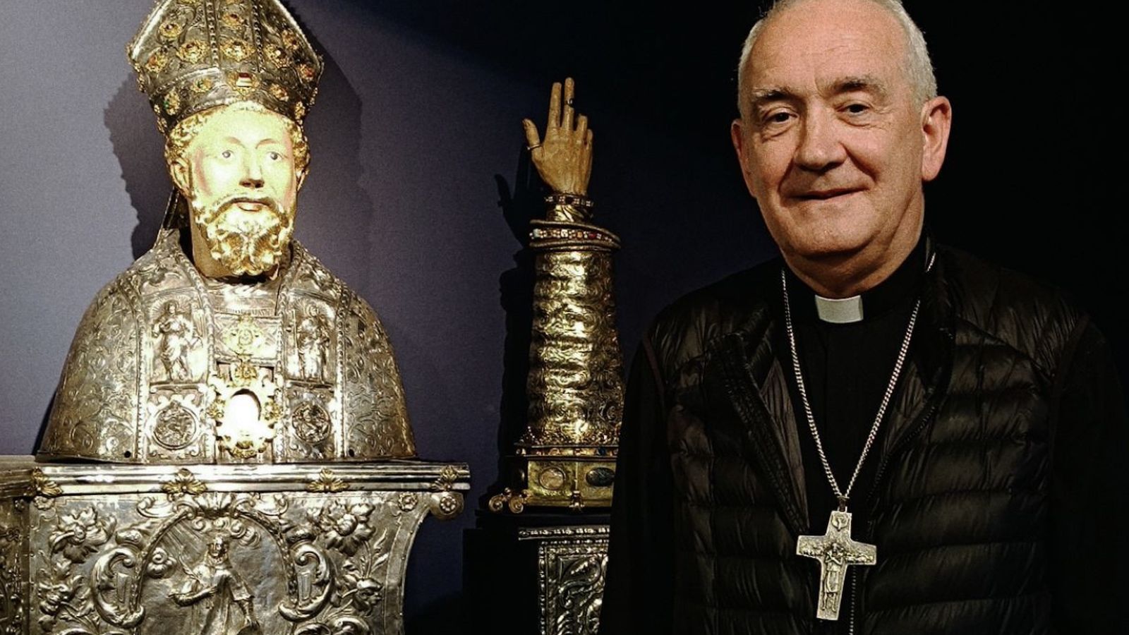 Obispo  Pérez junto a la talla de San Ramón obispo