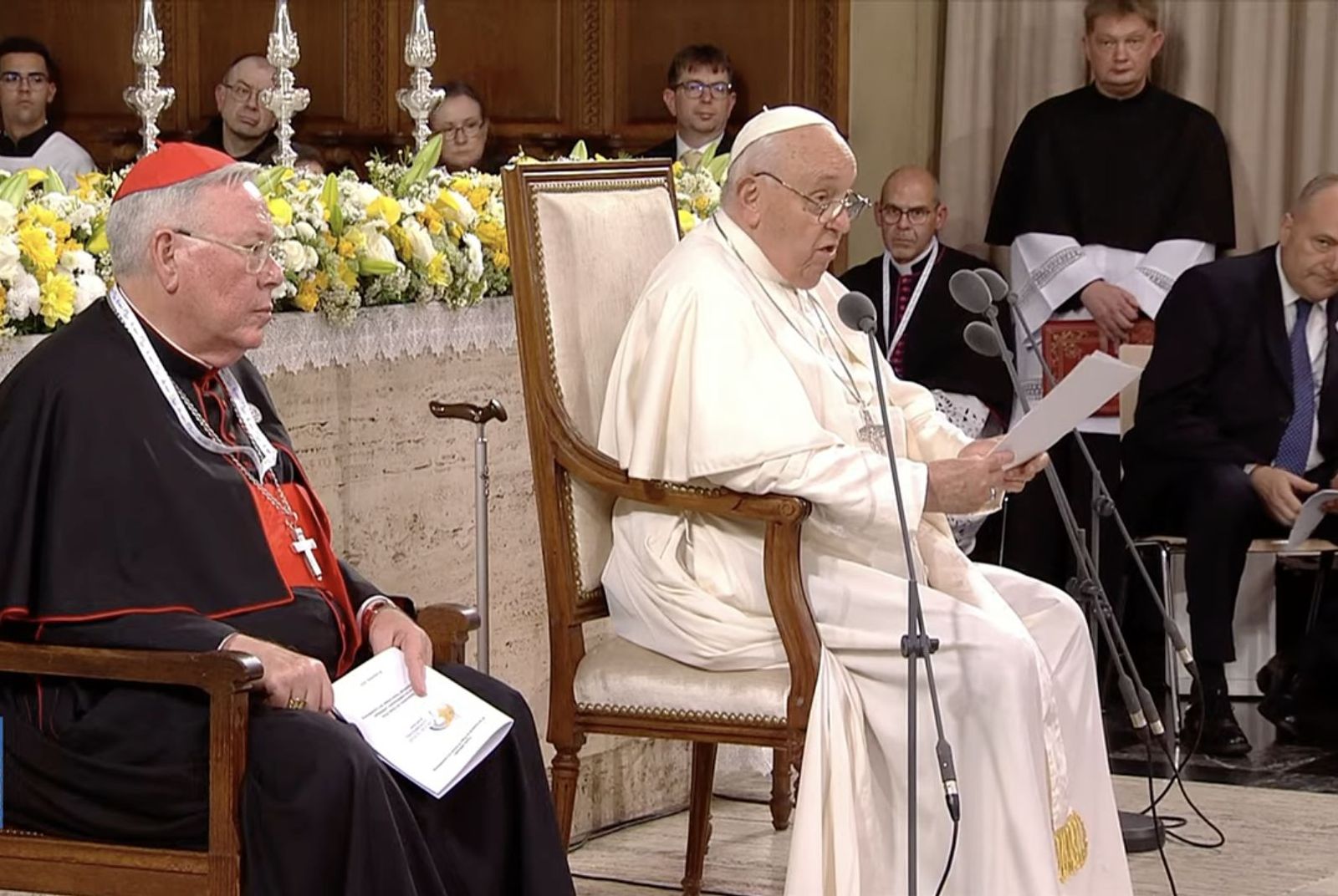 Hollerich escucha el discurso del Papa en la catedral de Luxemburgo