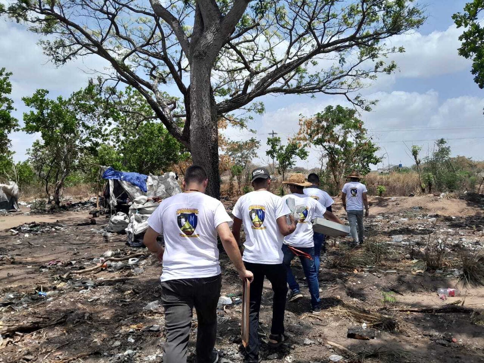 Seminaristas del Seminario Mayor Jesús Buen Pastor de la Arquidiócesis de Ciudad Bolívar realizando atención sanitaria