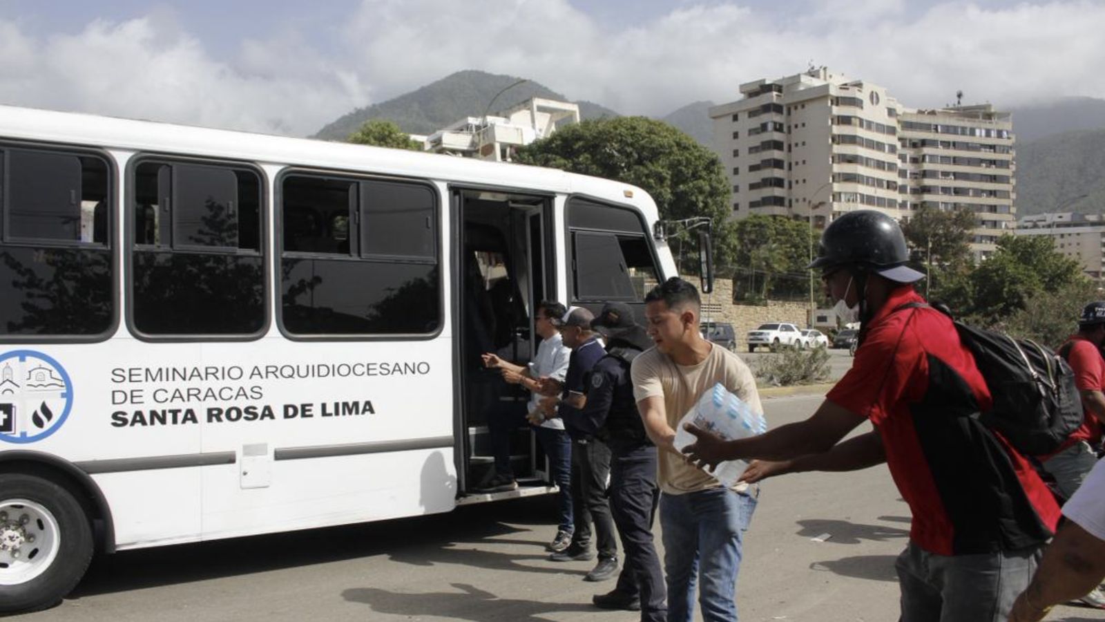 Seminaristas ayudan tras terremoto de Venezuela