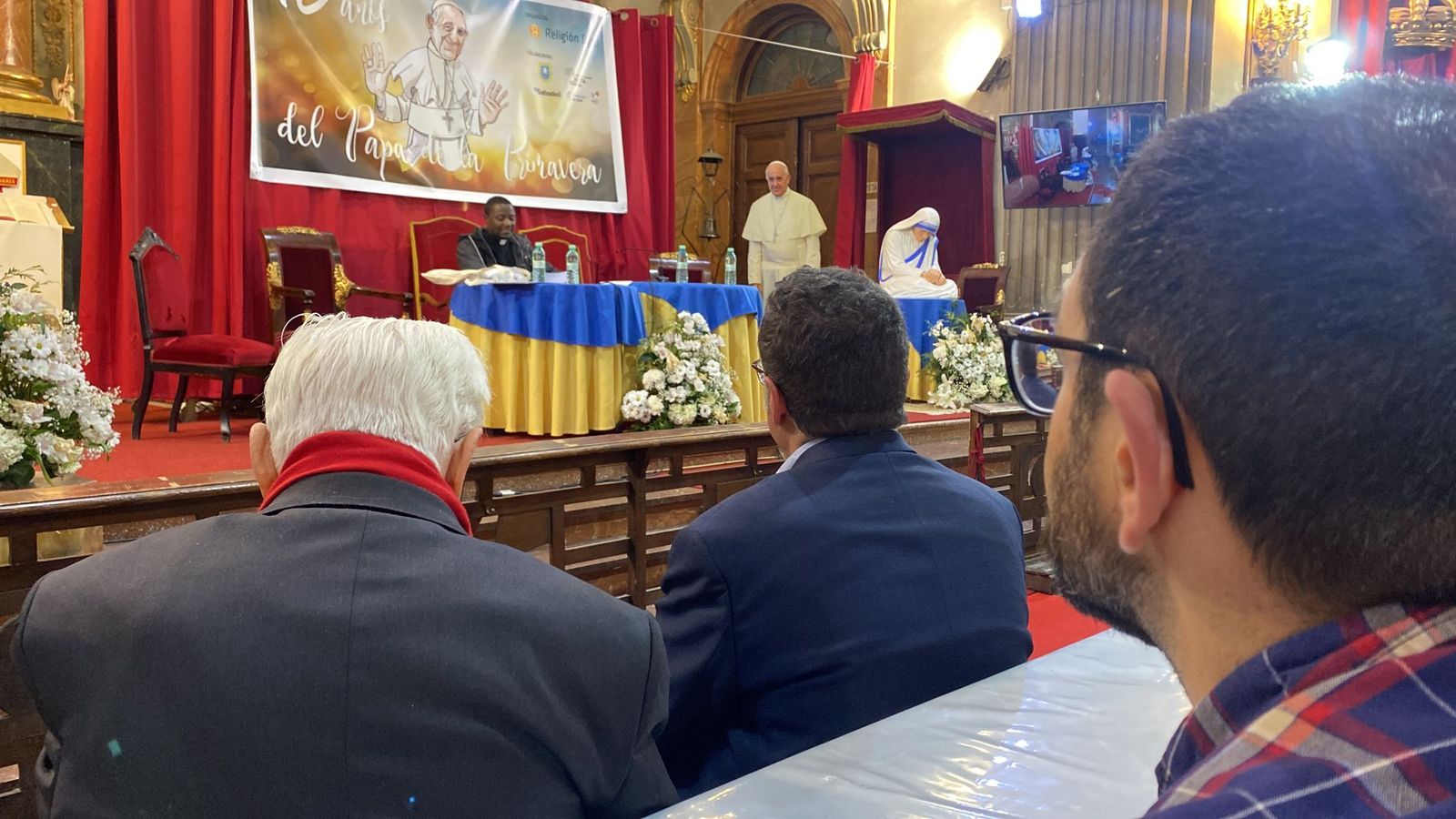 El padre Ángel escucha a Avelino Chico