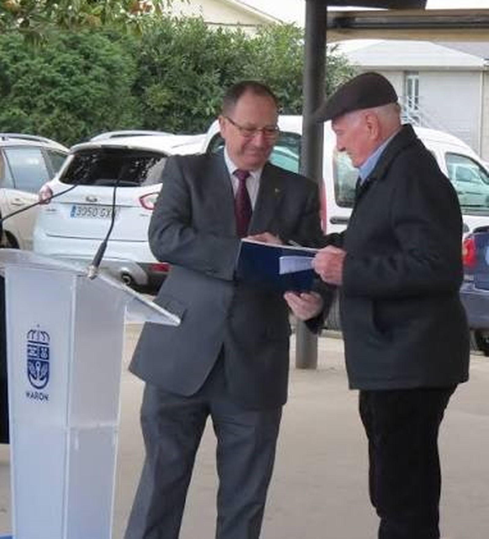 Antonio Martinez Aneiros  a la derecha , homenajeado