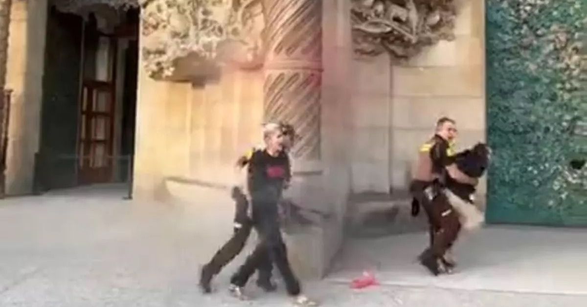 Activistas lanzan pintura sobre la fachada de la Sagrada Familia en ...