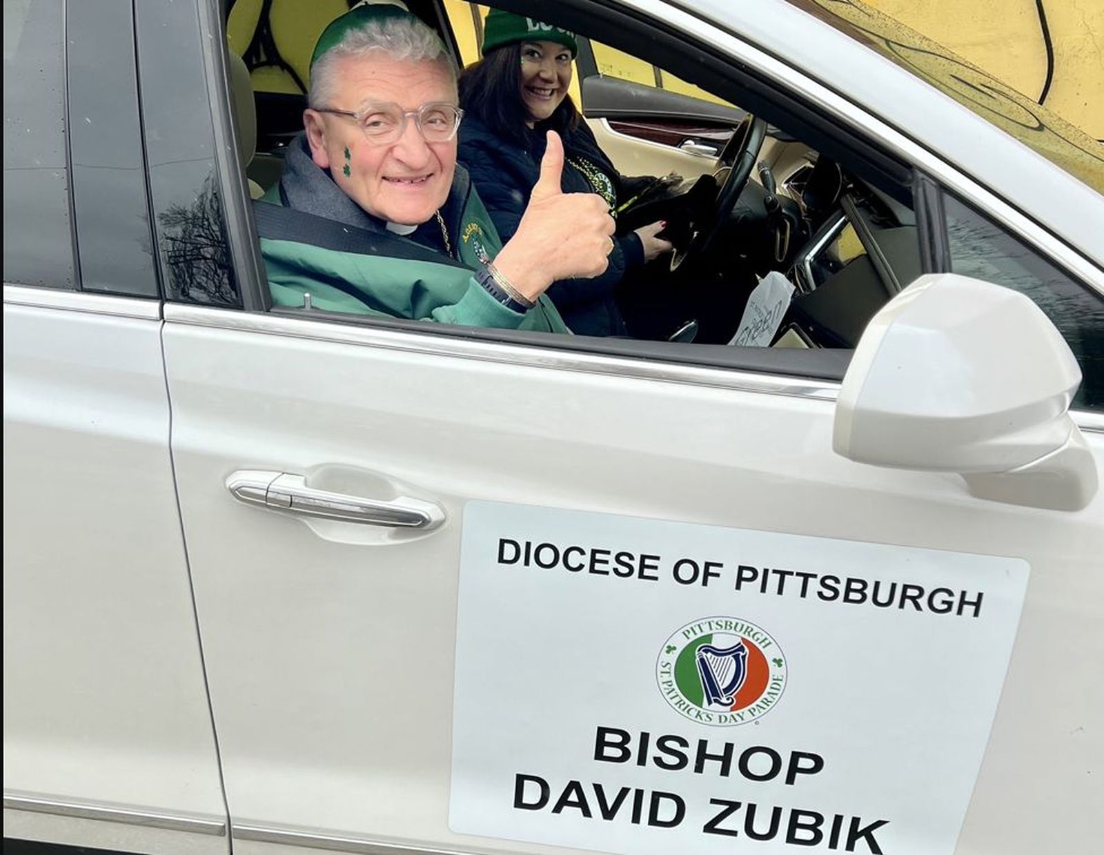 El obispo David Zubik en el Desfile de San Patricio por las calles de Pitsburgh