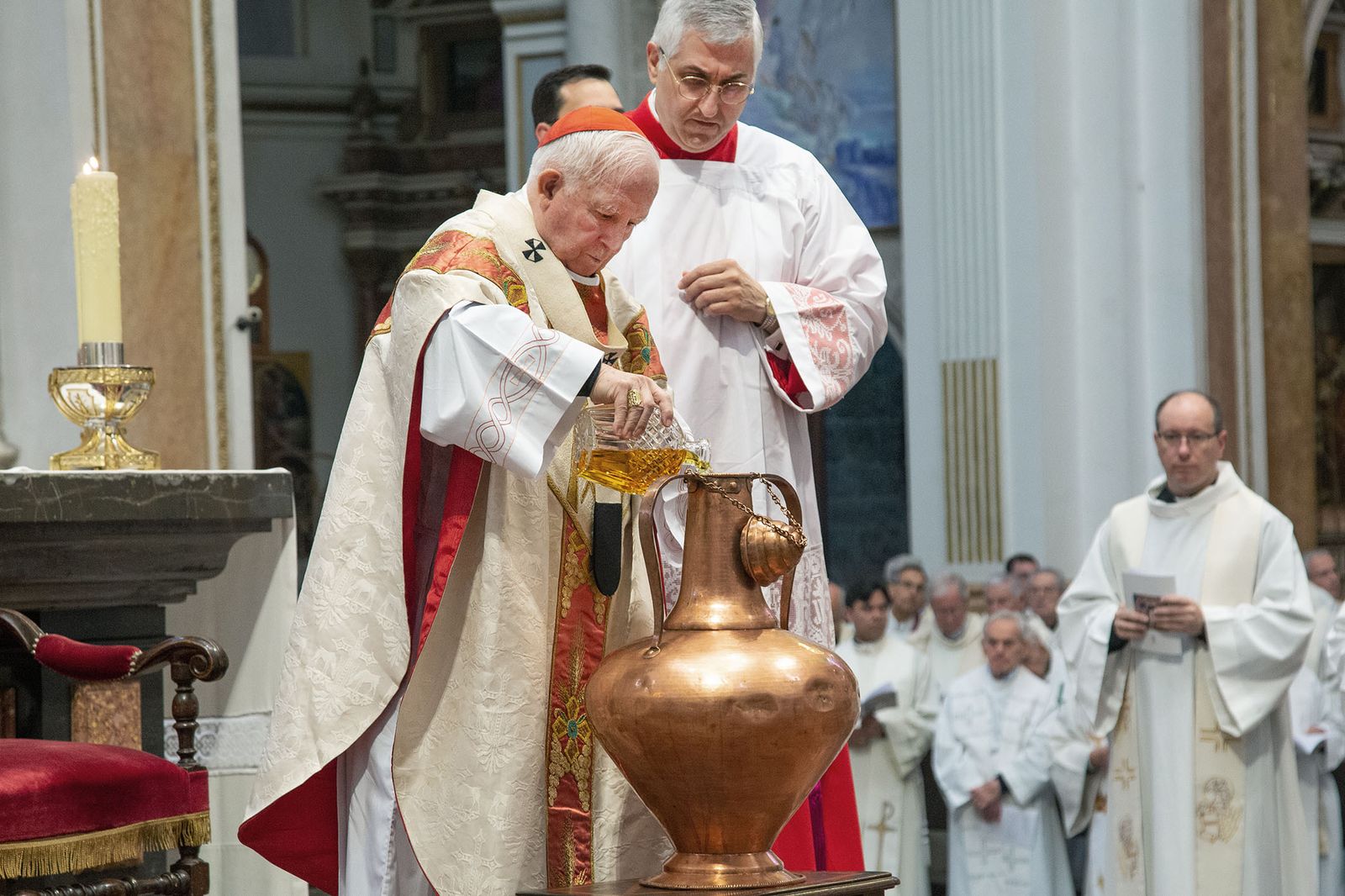 Cardenal Cañizares, en la Misa Crismal, bendiciendo los óleos u el crisma