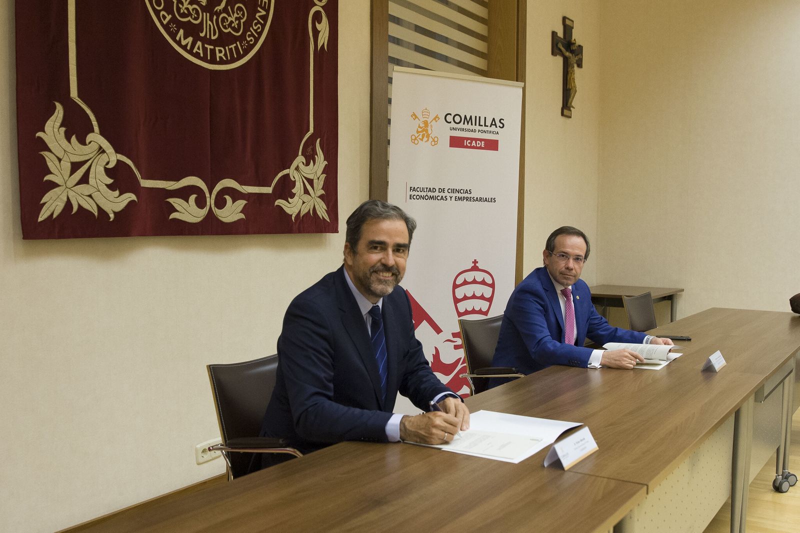 Firma del convenio de colaboración entre CaixaBank y Comillas.