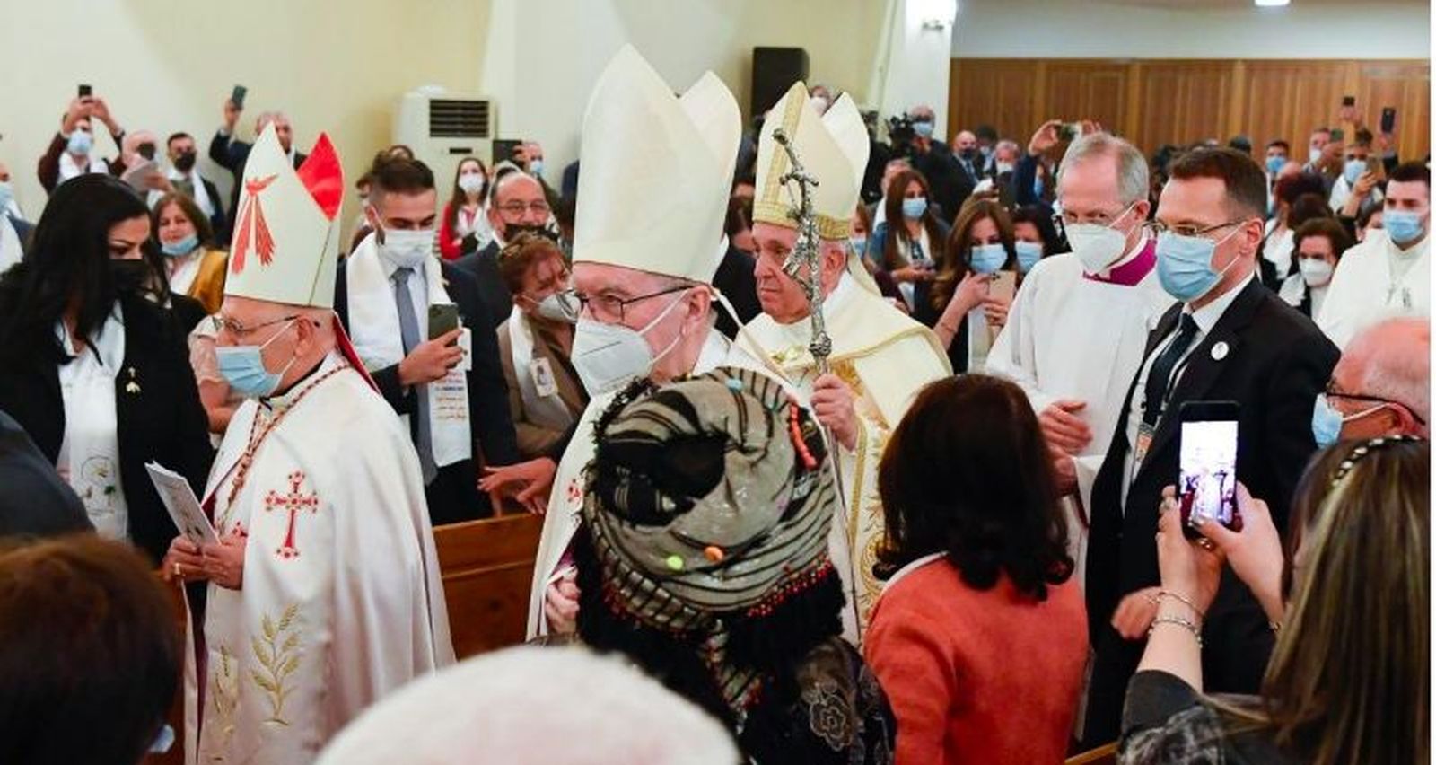 Francisco, Sako y Parolin entran en la catedral caldea