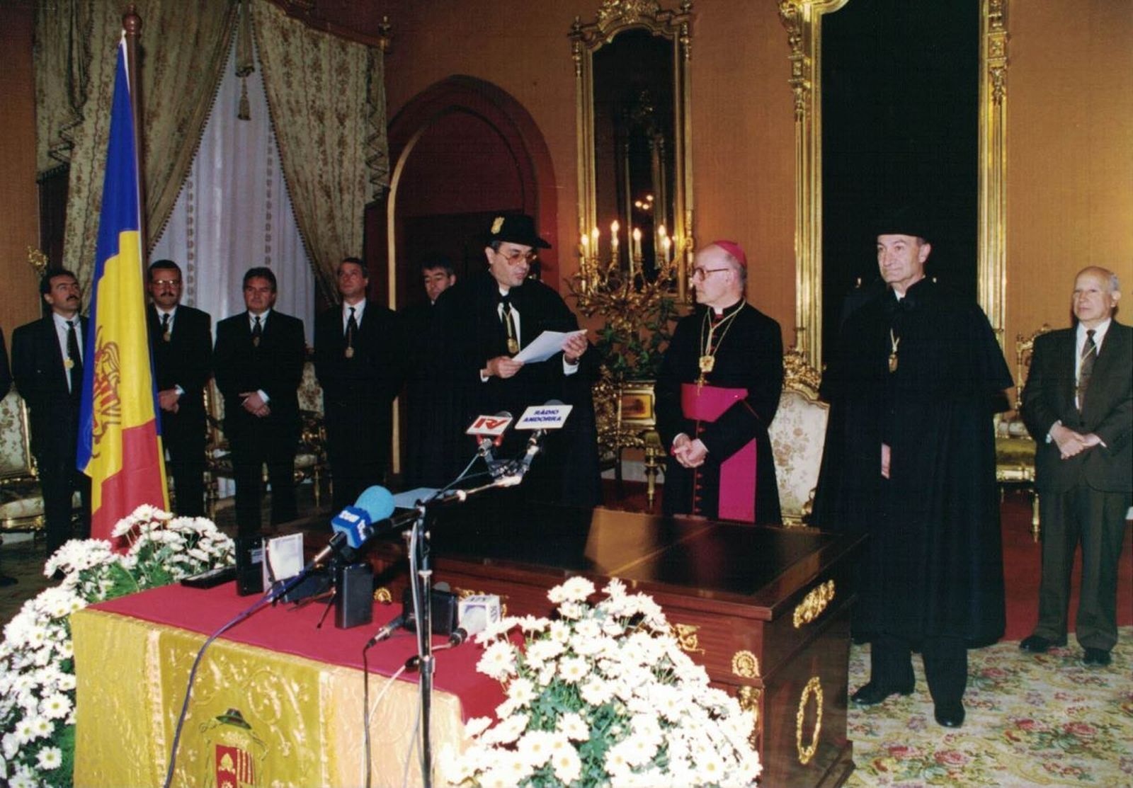 Martí Alanis en la firma de la constitución andorrana