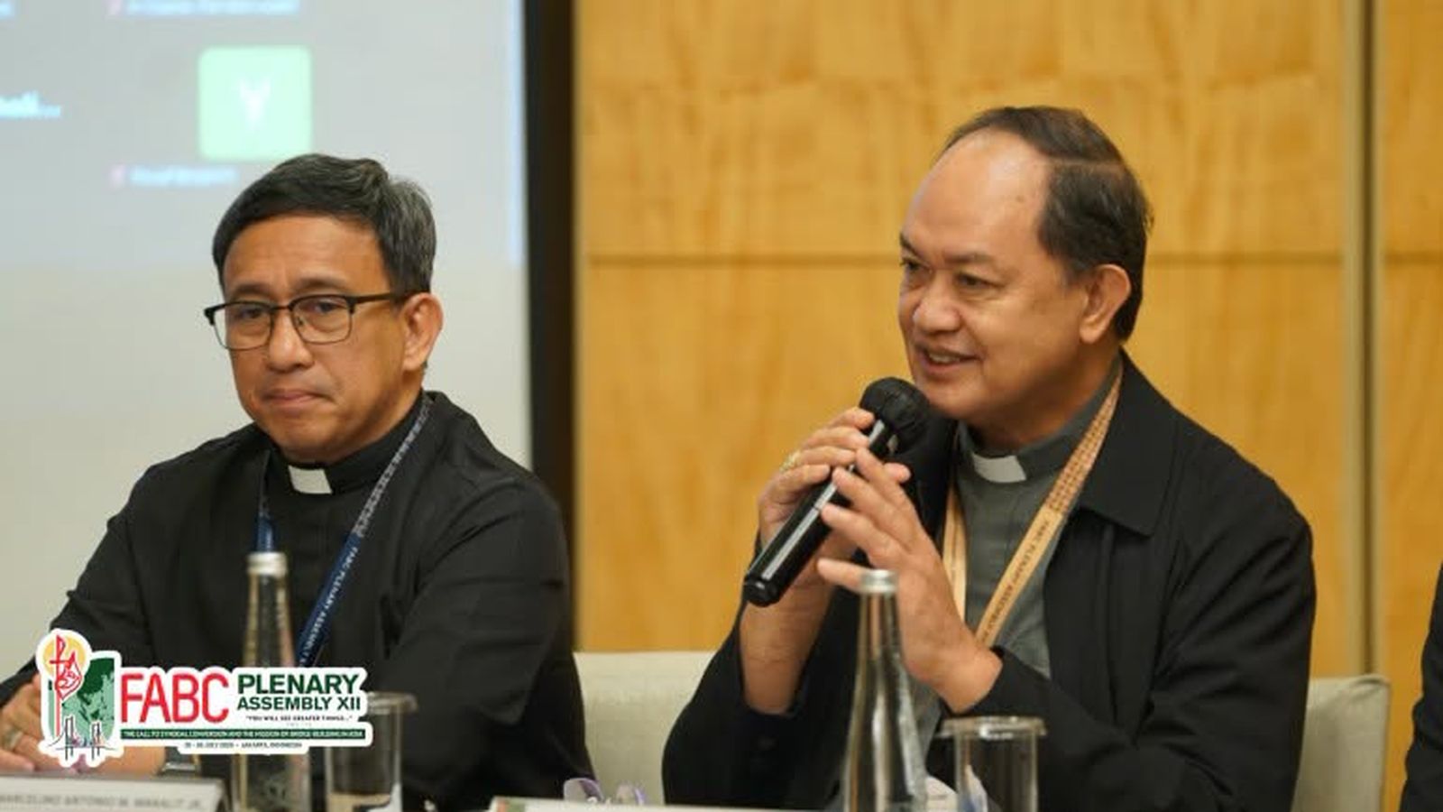 Dos delegados filipinos en la plenaria de la FABC, de la izquierda a la derecha Mons. Antonio Maralit de San Pablo, Laguna y el cardenal Pablo Virgilio David de Kalookan