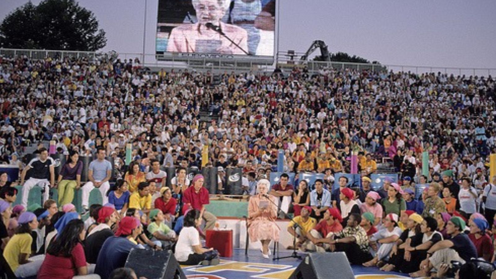 Chiara Lubich se dirige a los 25.000 jóvenes reunidos en el Estadio Flaminio de Roma para el Genfest 2000, celebrado durante la Jornada Mundial de la Juventud. (Foto: Archivo del Centro Chiara Lubich).