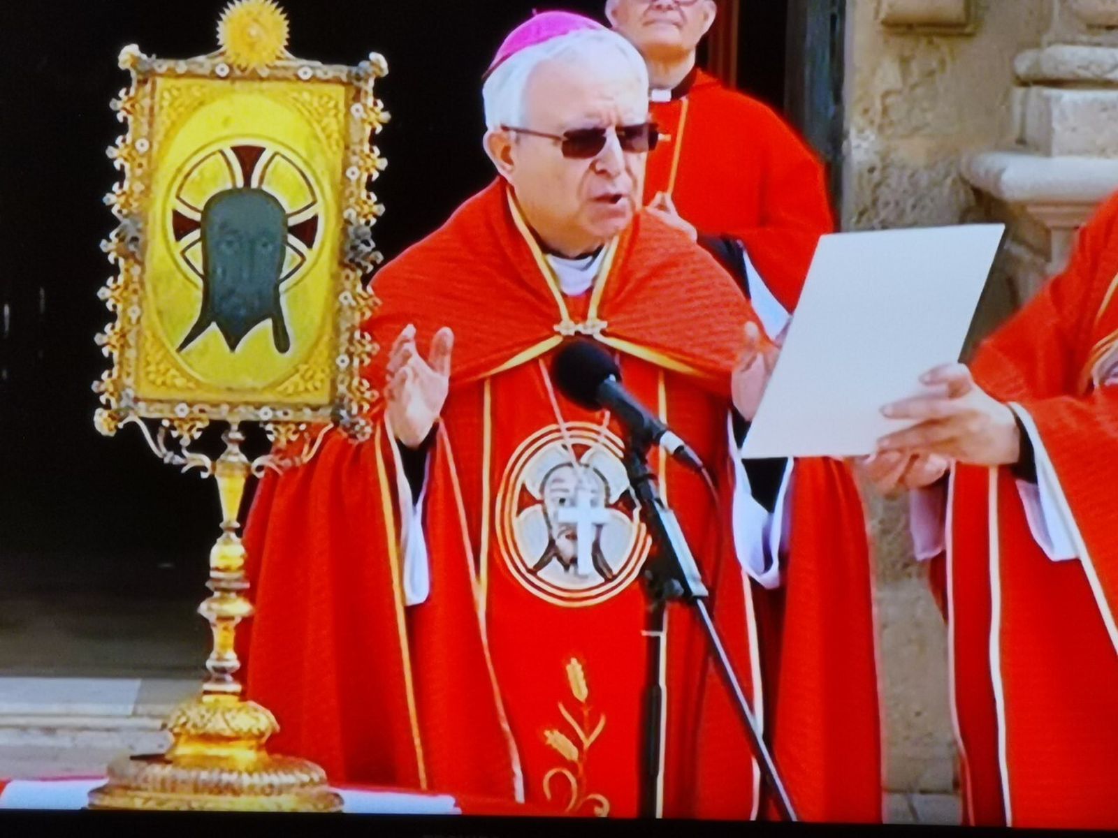Murgui bendijo Alicante con la Santa Faz desde el Monasterio