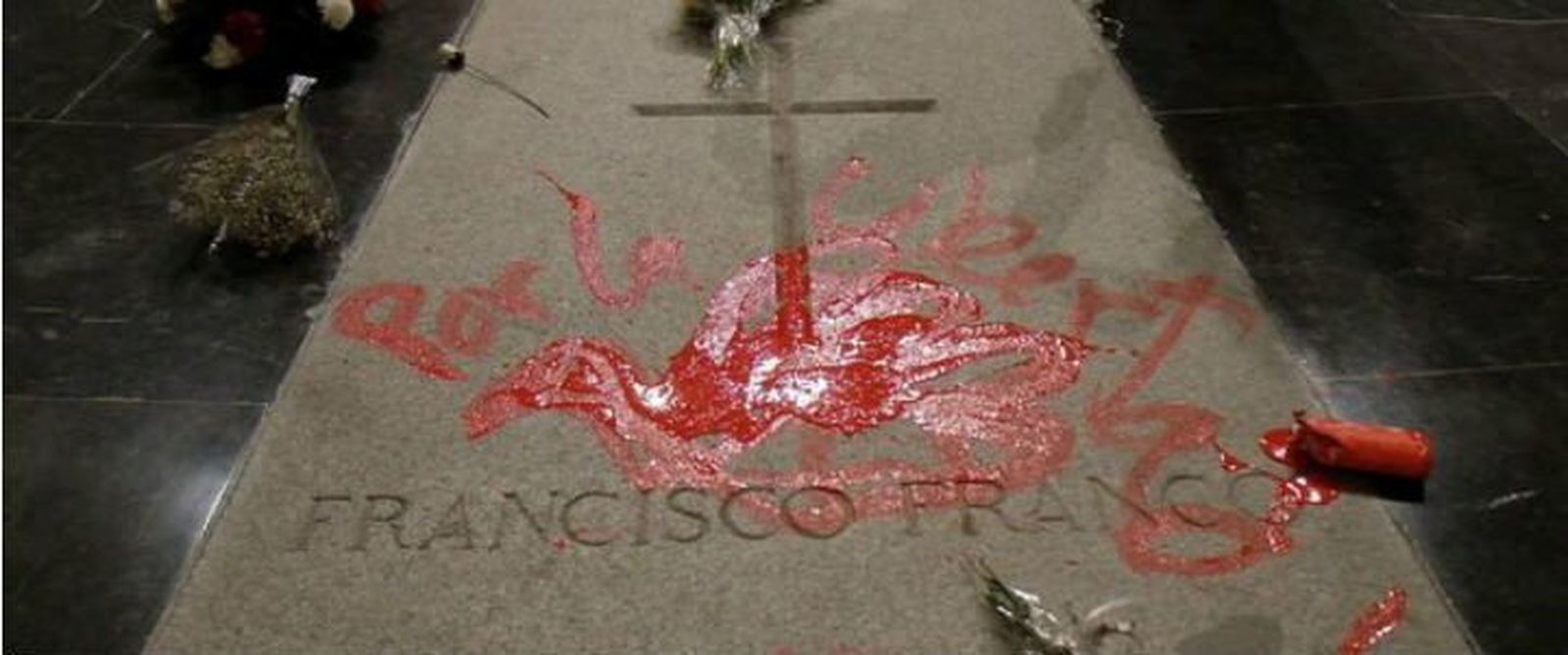 El artista gallego EnriqueTenreiro ha pintado "Por la libertad" con pintura roja y una paloma de la paz