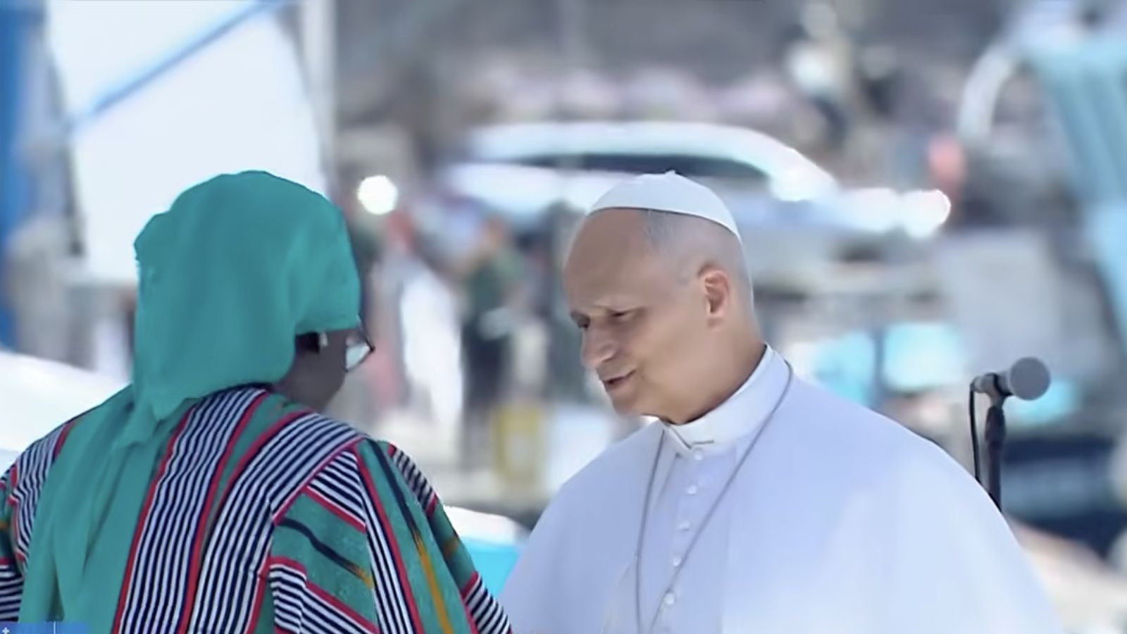 El Papa, con la mujer que leyó el testimonio de Blessing