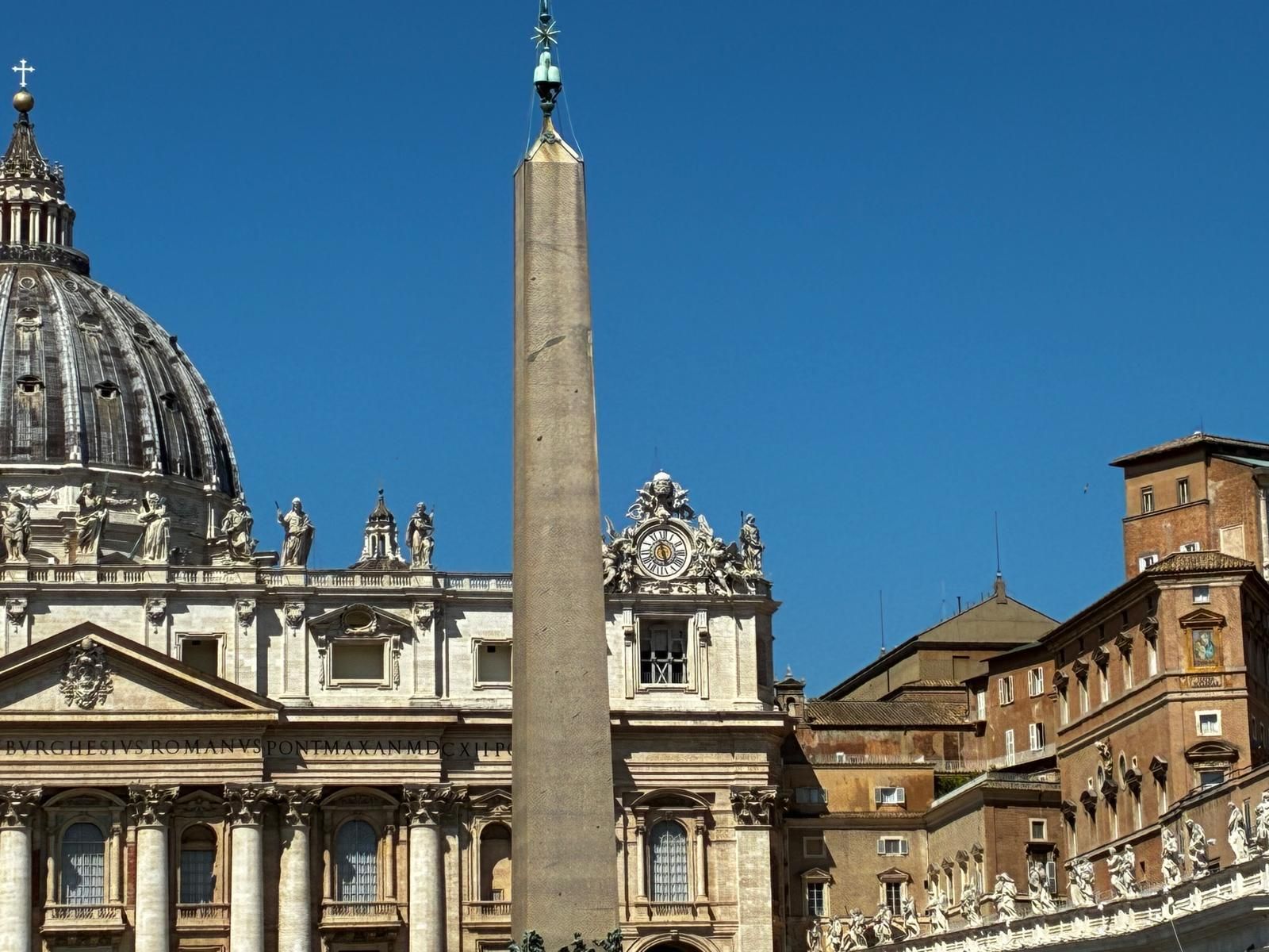 Las tres cumbres de la plaza: la cúpula, el Obelisco y la chimenea