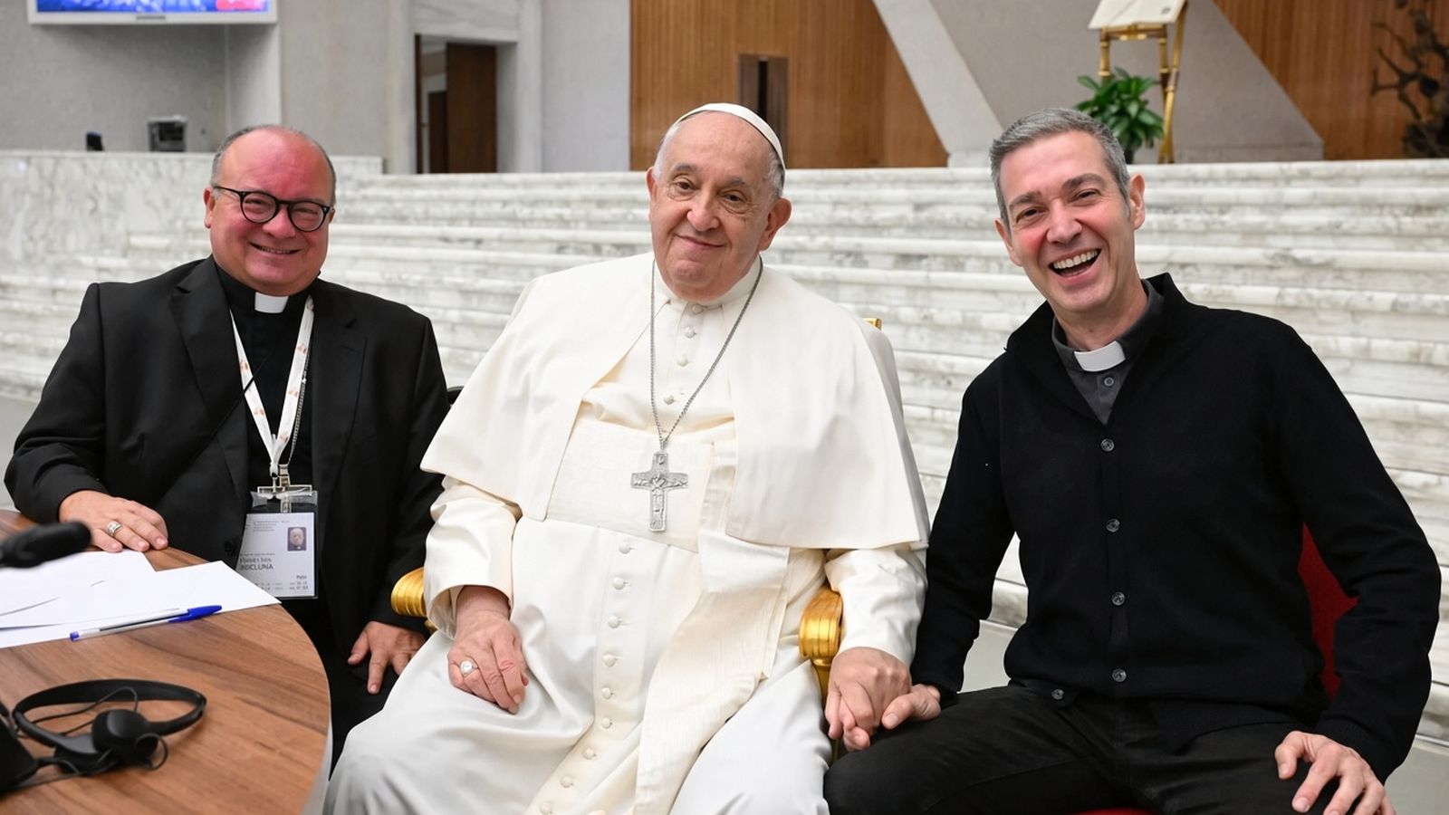Mons. Charles Scicluna y Mons. Jordi Bertomeu con el papa Francisco