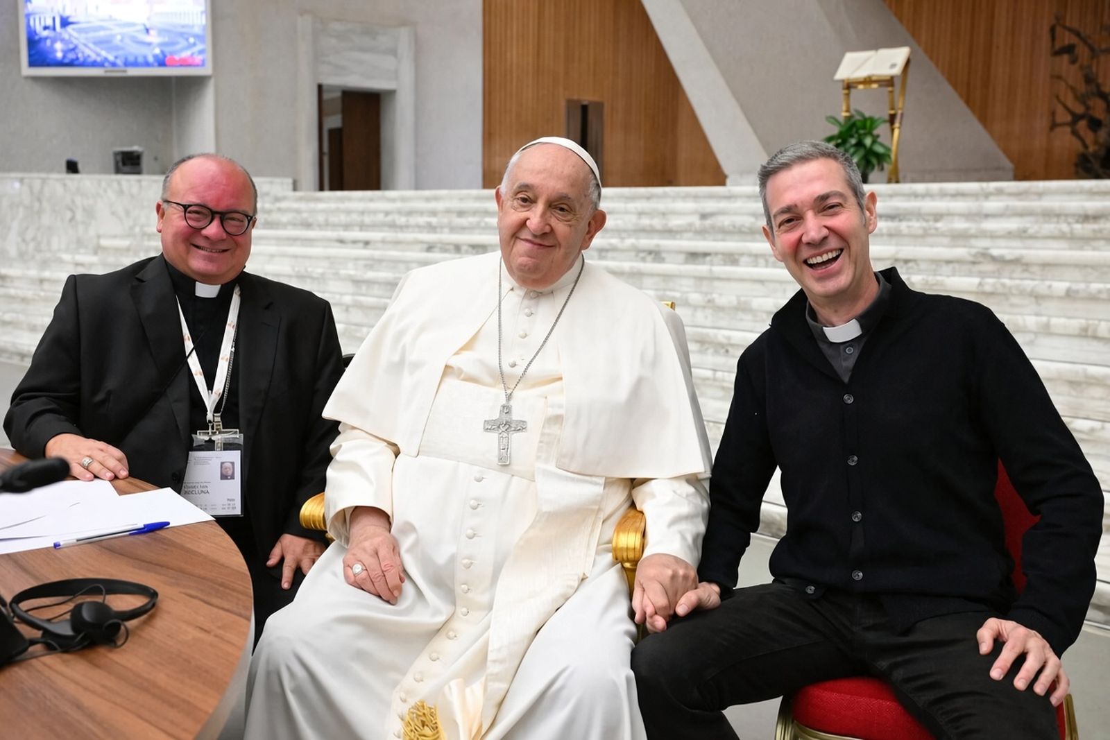 Mons. Charles Scicluna y Mons. Jordi Bertomeu con el papa Francisco