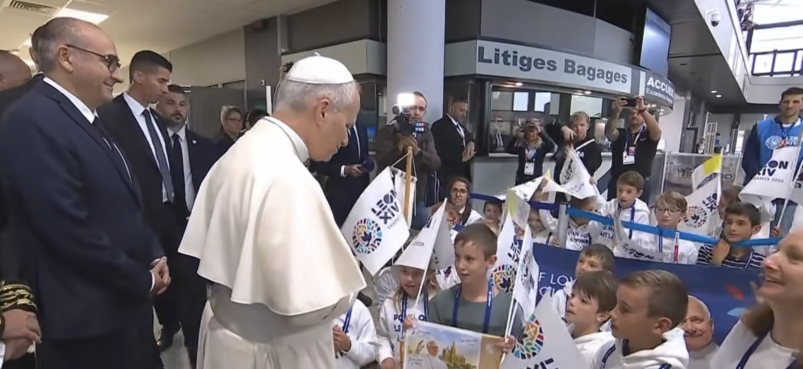 El Papa, con varios niños a su llegada a Metz