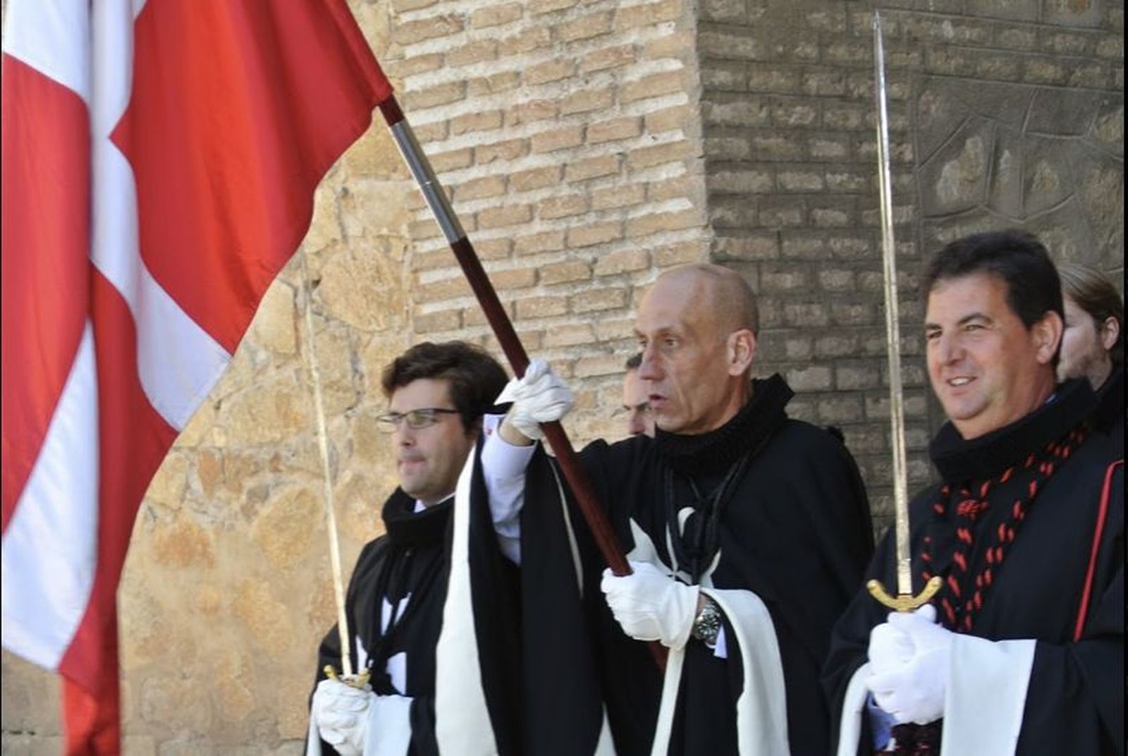 Miembros de la Soberana Orden en una foto de archivo