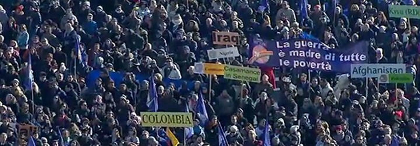 Pancarta en Plaza de San Pedro: La guerra es la madre de todas las pobrezas