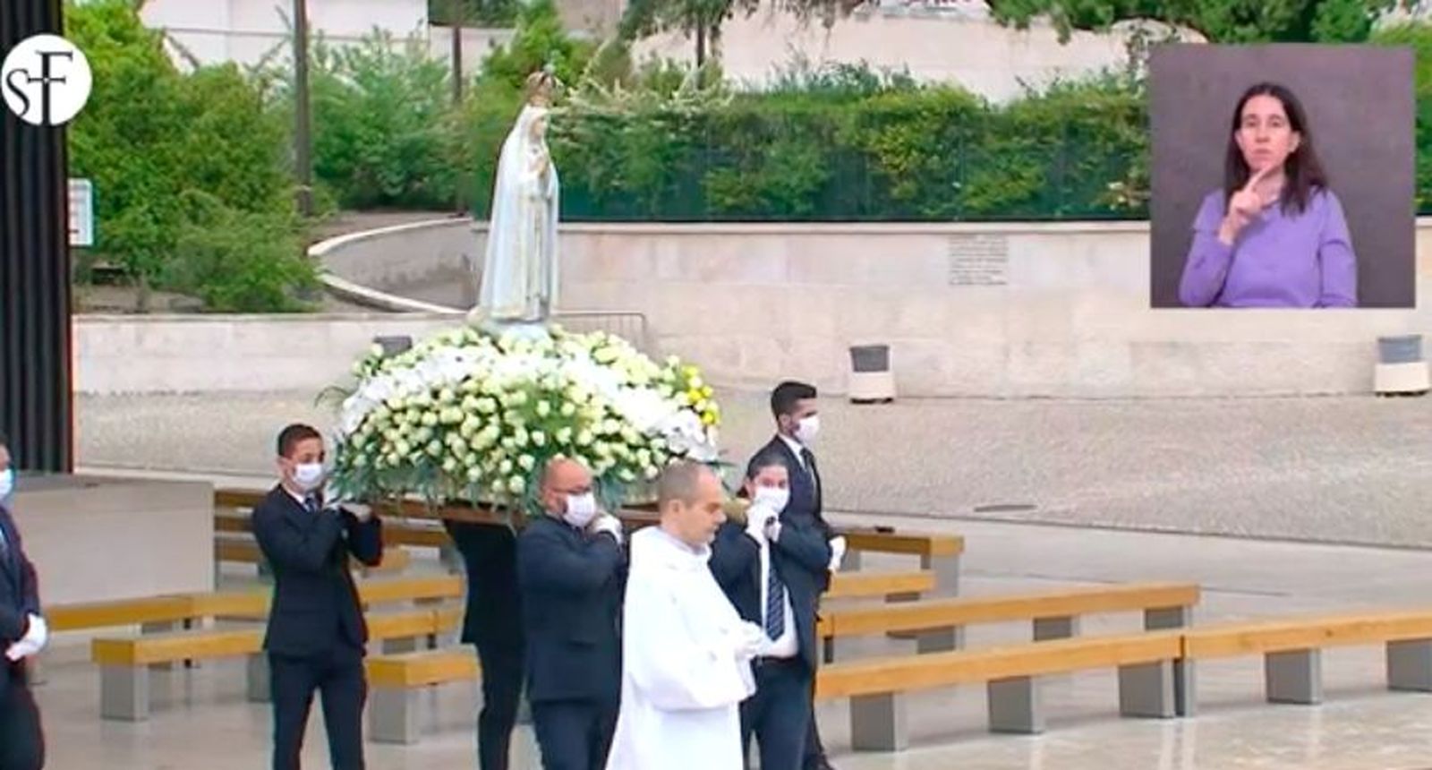 La Virgen sube al altar