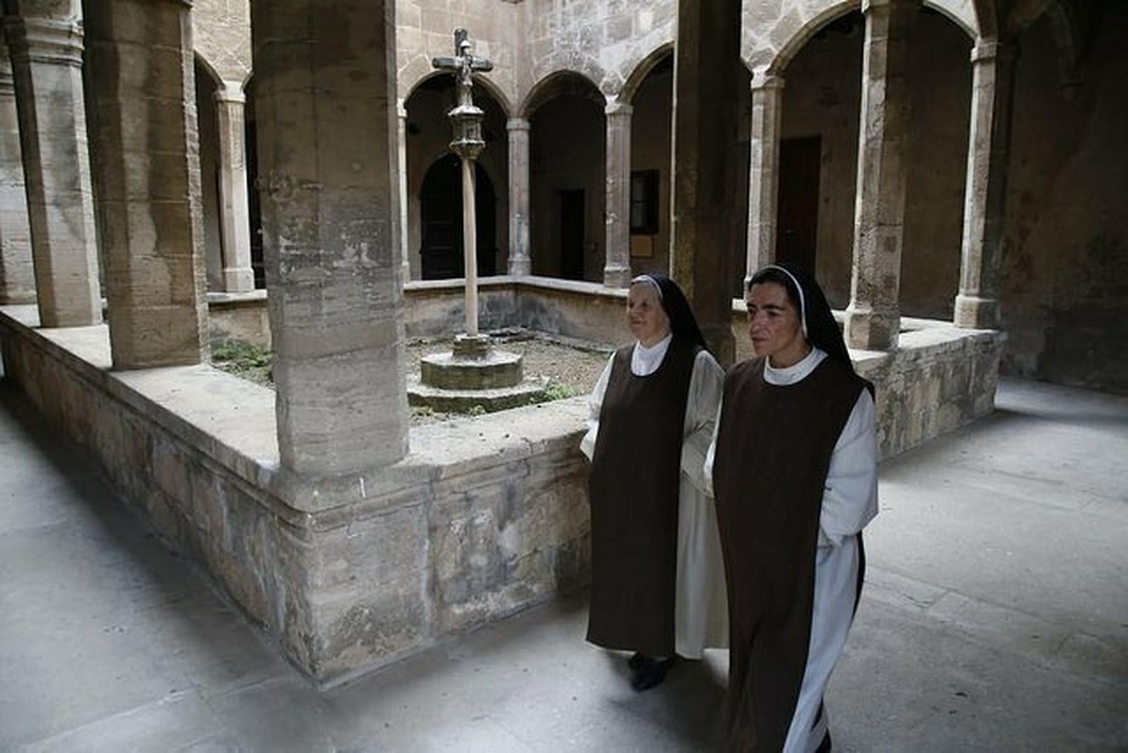 Las monjas, en el patio del convento