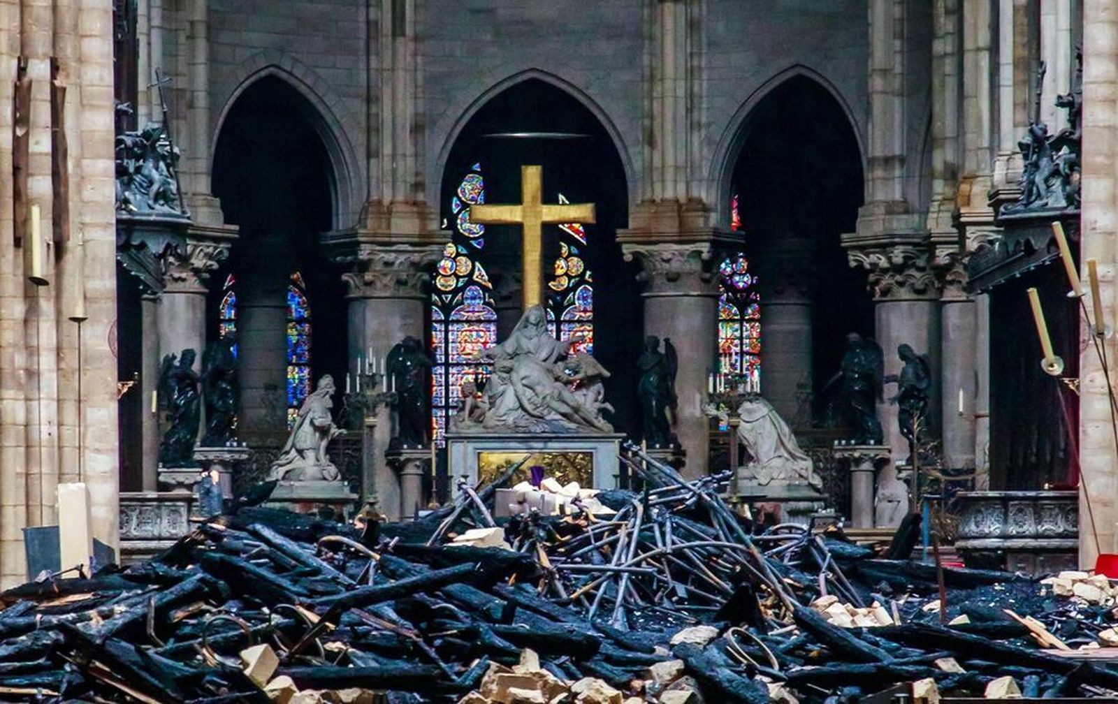 Vista del interior de la catedral de Notre Dame después del incendio