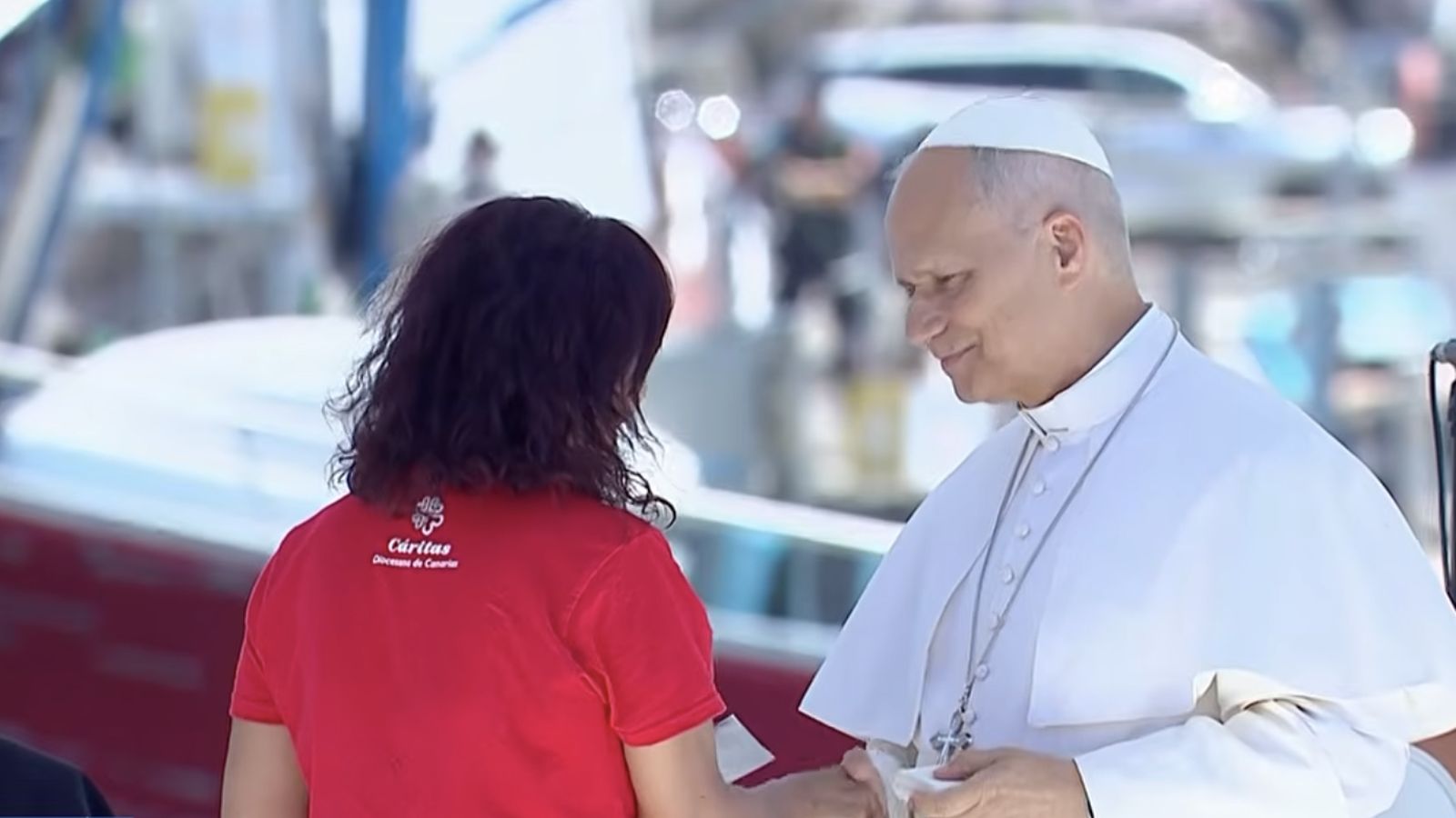 El Papa, con una voluntaria
