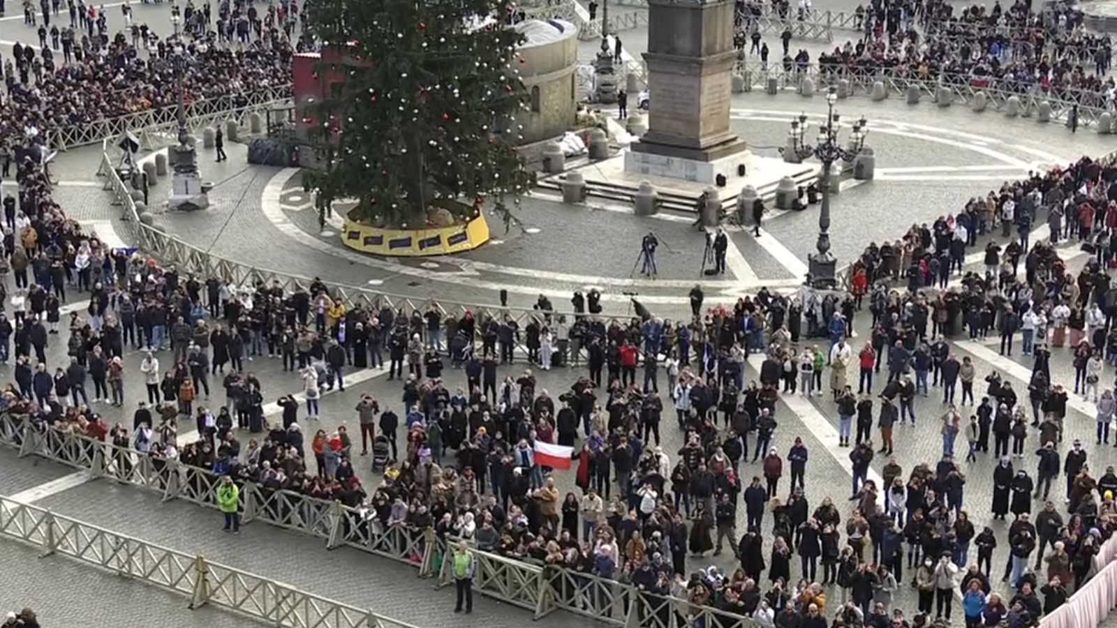 Fieles escuchan al papa en el Angelus