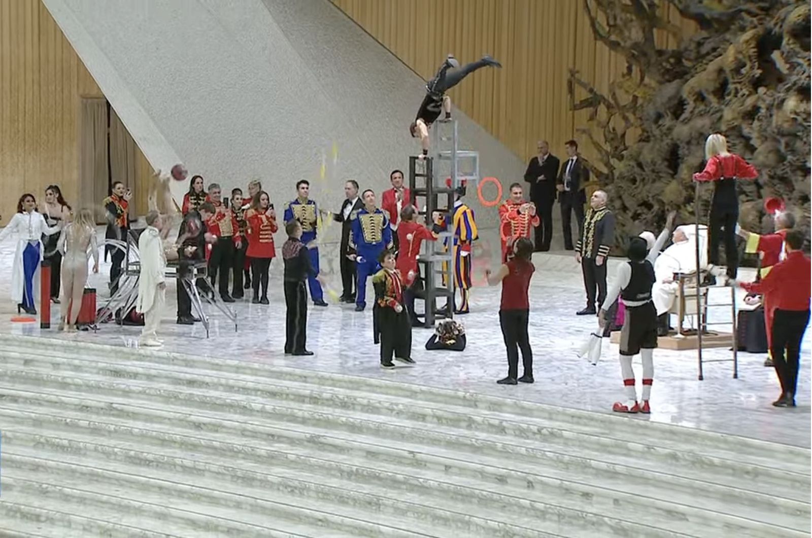 Actuación circense durante la audiencia