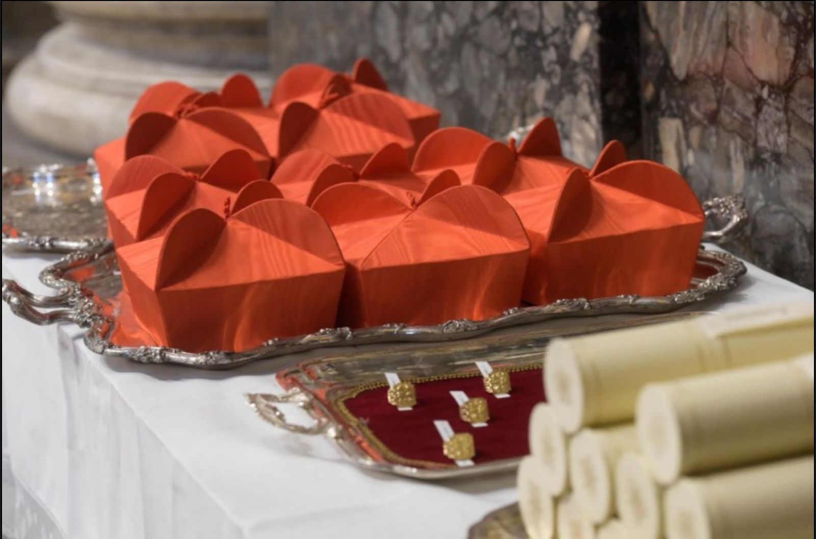 Birretas de los nuevos cardenales