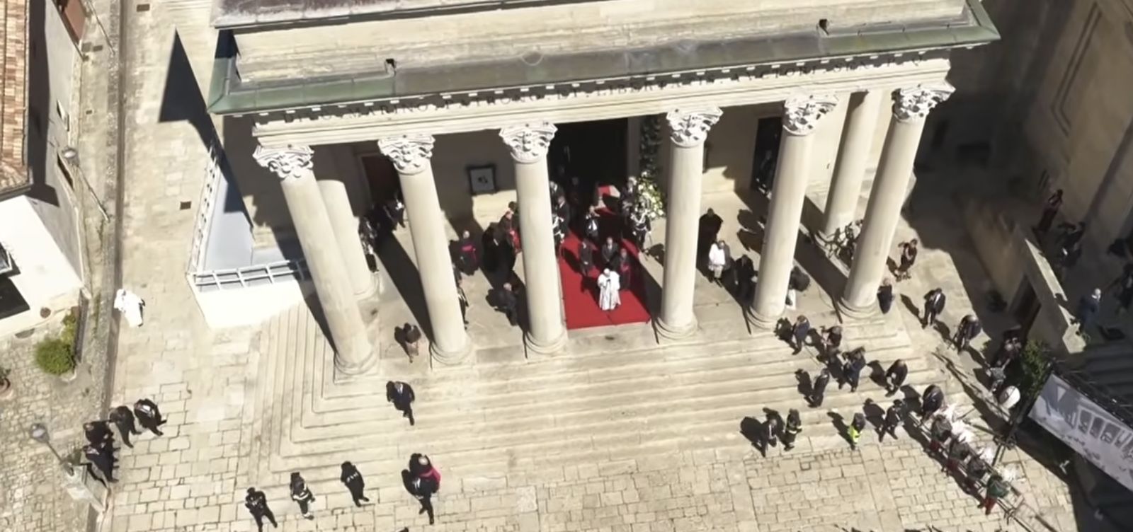 El Papa, a las puertas de la catedral de San Marino