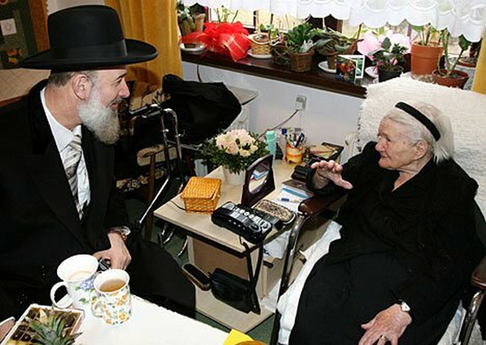 Irena Sendler recibe el agradecimiento de un rabino en Israel