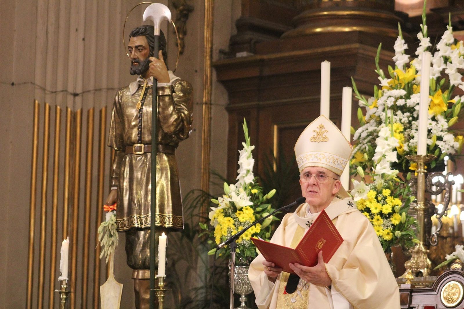 El cardenal Osoro, junto a la imagen de San Isidro