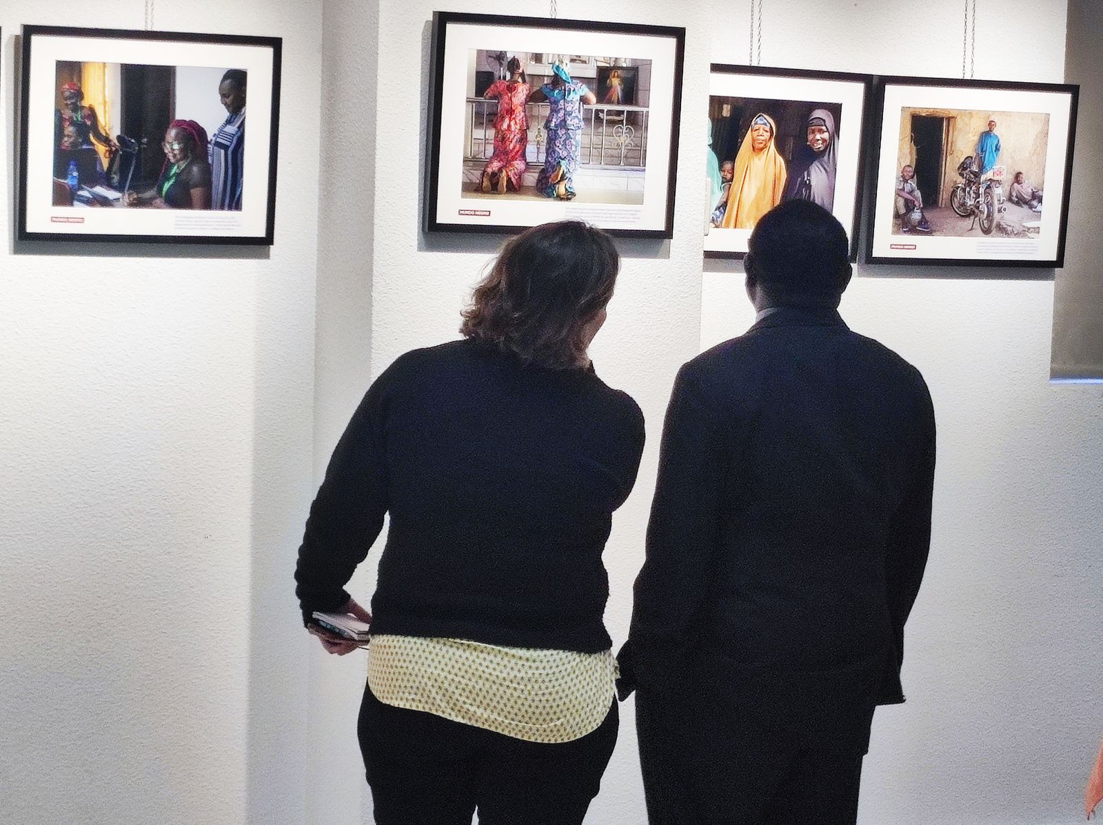 El obispo Matthew Hassan Kukah observa la exposición sobre Nigeria en la sede de los cambiamos en Madrid