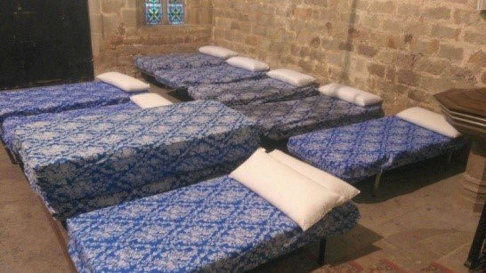 Camas para gente sin techo en Santa Ana, Barcelona