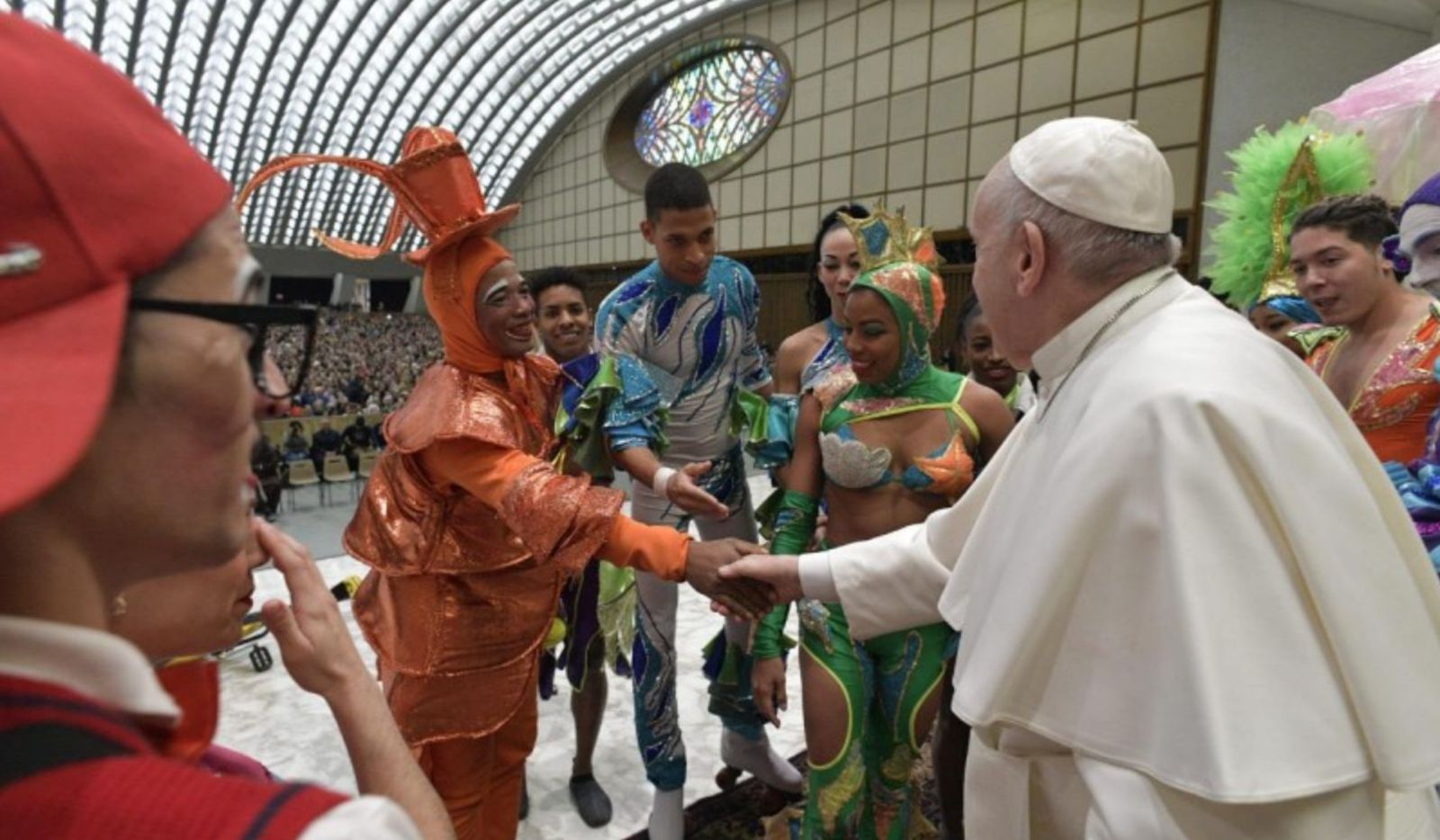 El Papa saluda a los miembros del circo Aqua