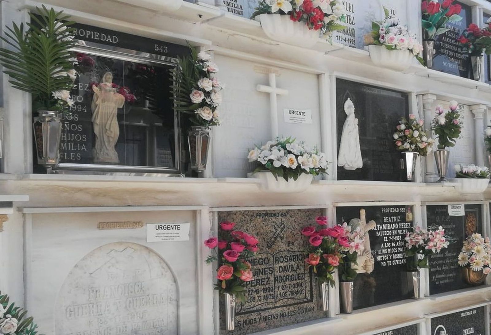 Pegatinas en el cementerio