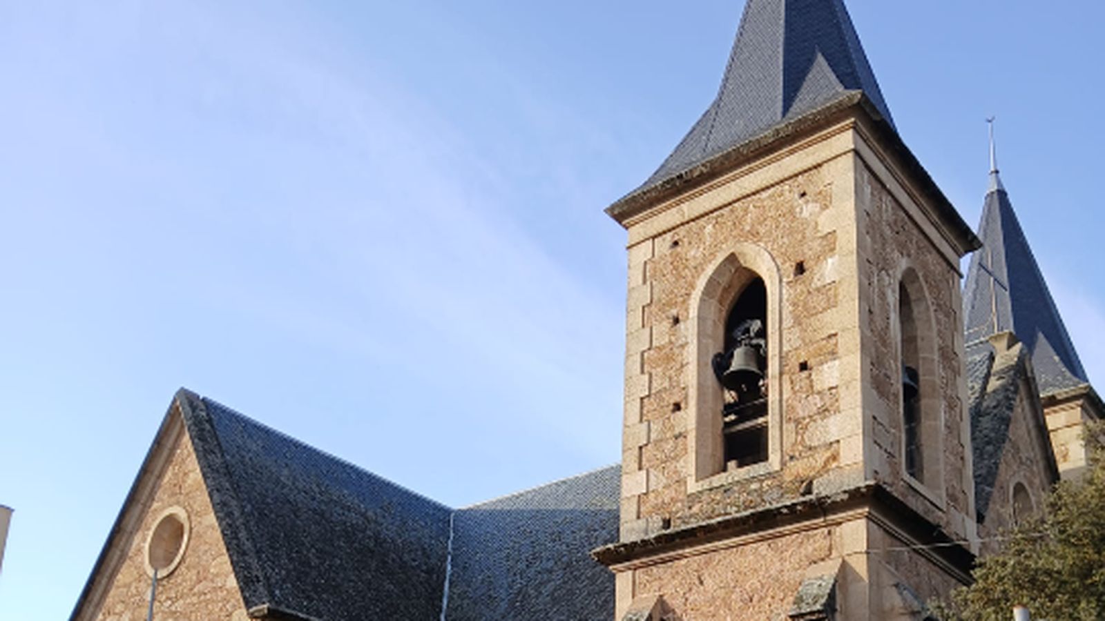 Vista exterior de la iglesia, un templo neogótico consagrado en 1903 que alimenta el misterio sobre una posible huella de Antoni Gaudí.