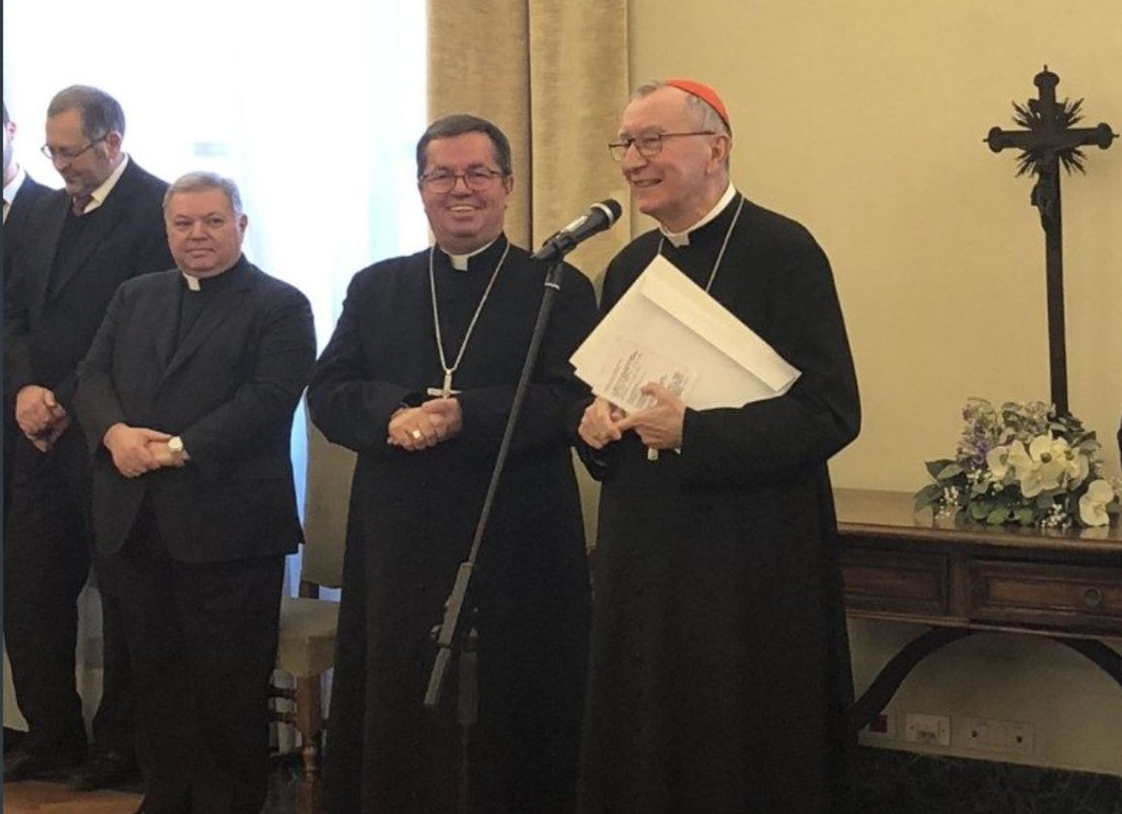 Pawłowski, a la derecha del cardenal Parolin