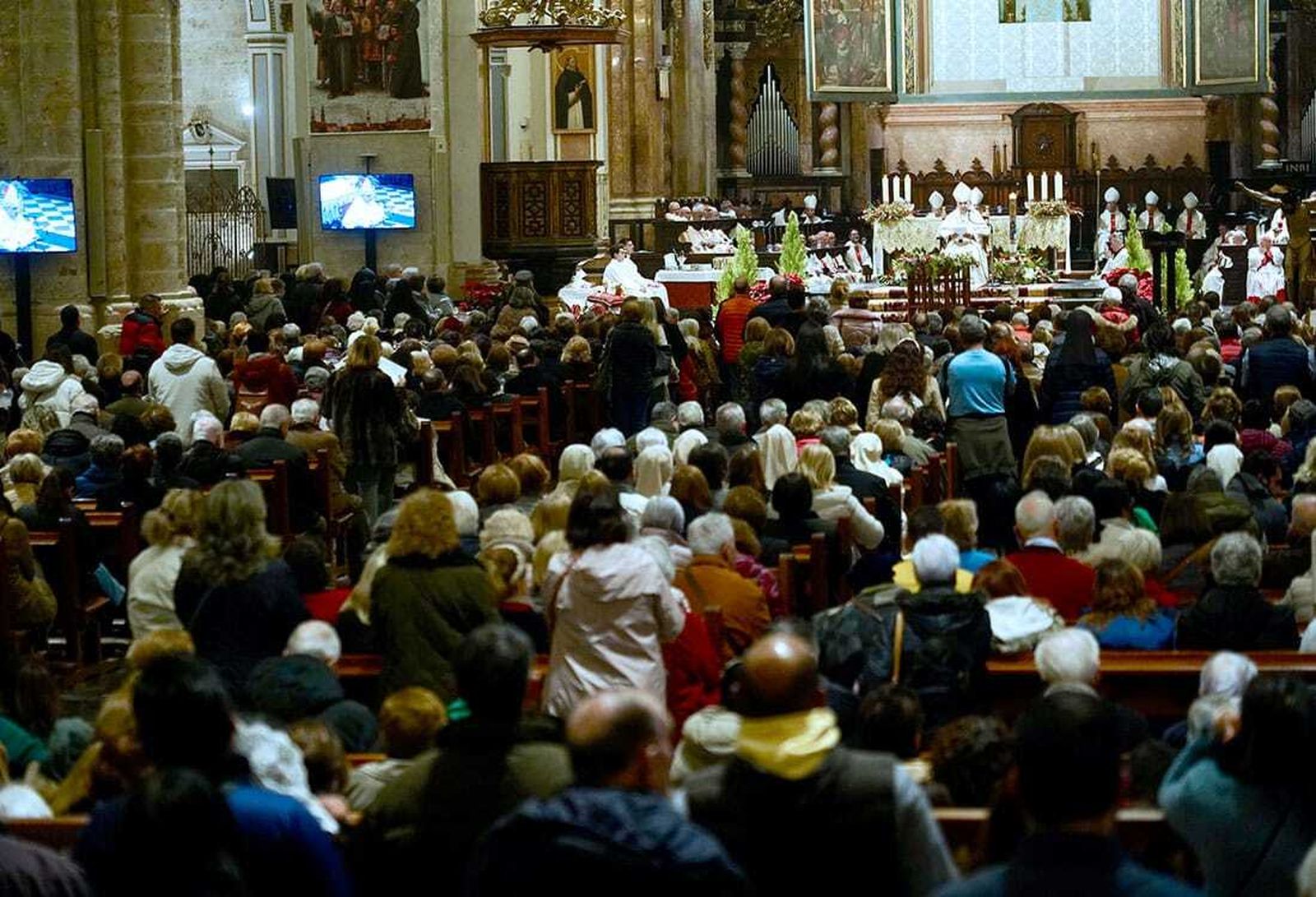 Los fieles abarataron la catedral