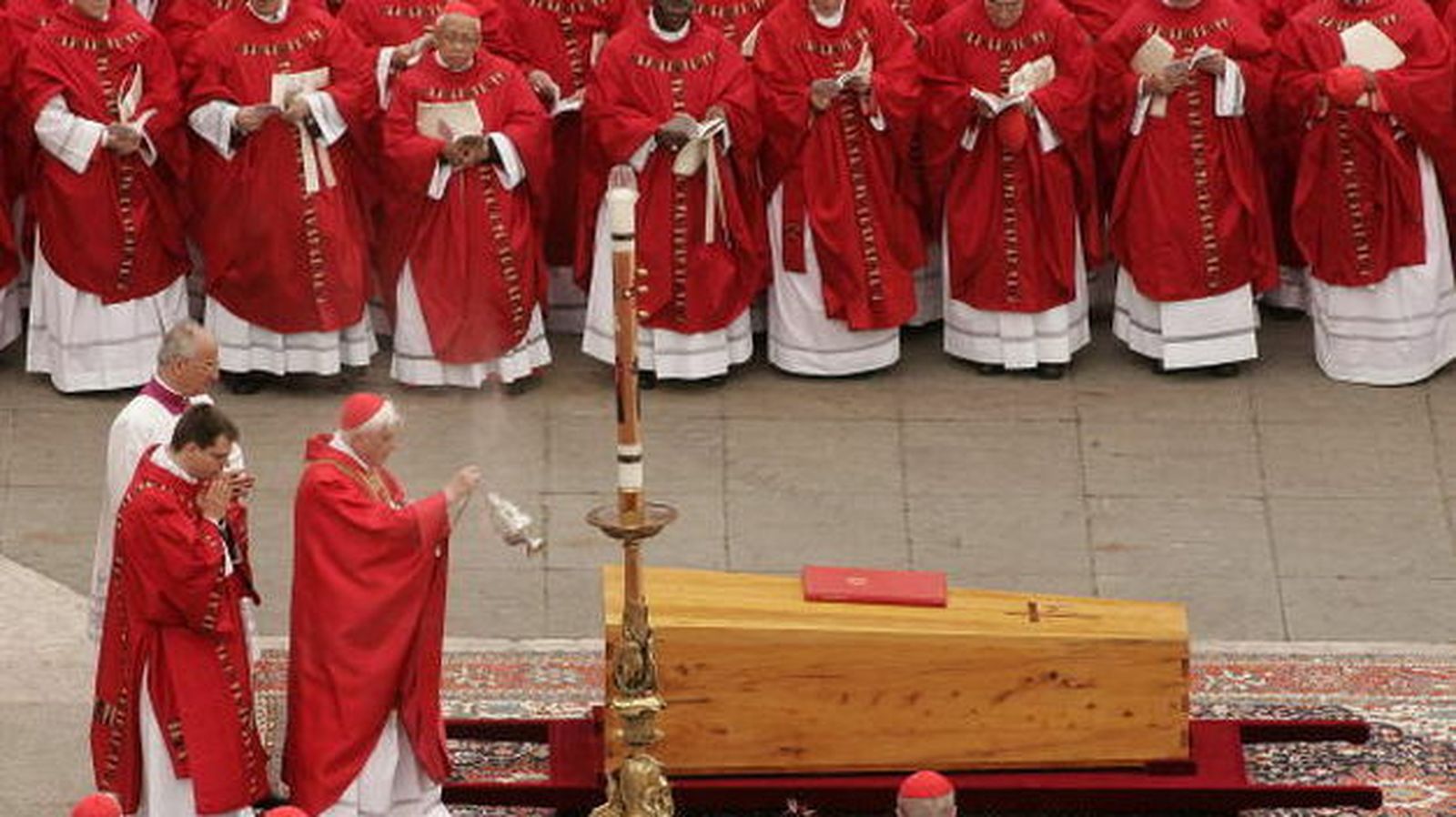 Ratzinger presidió el funeral de Juan Pablo II